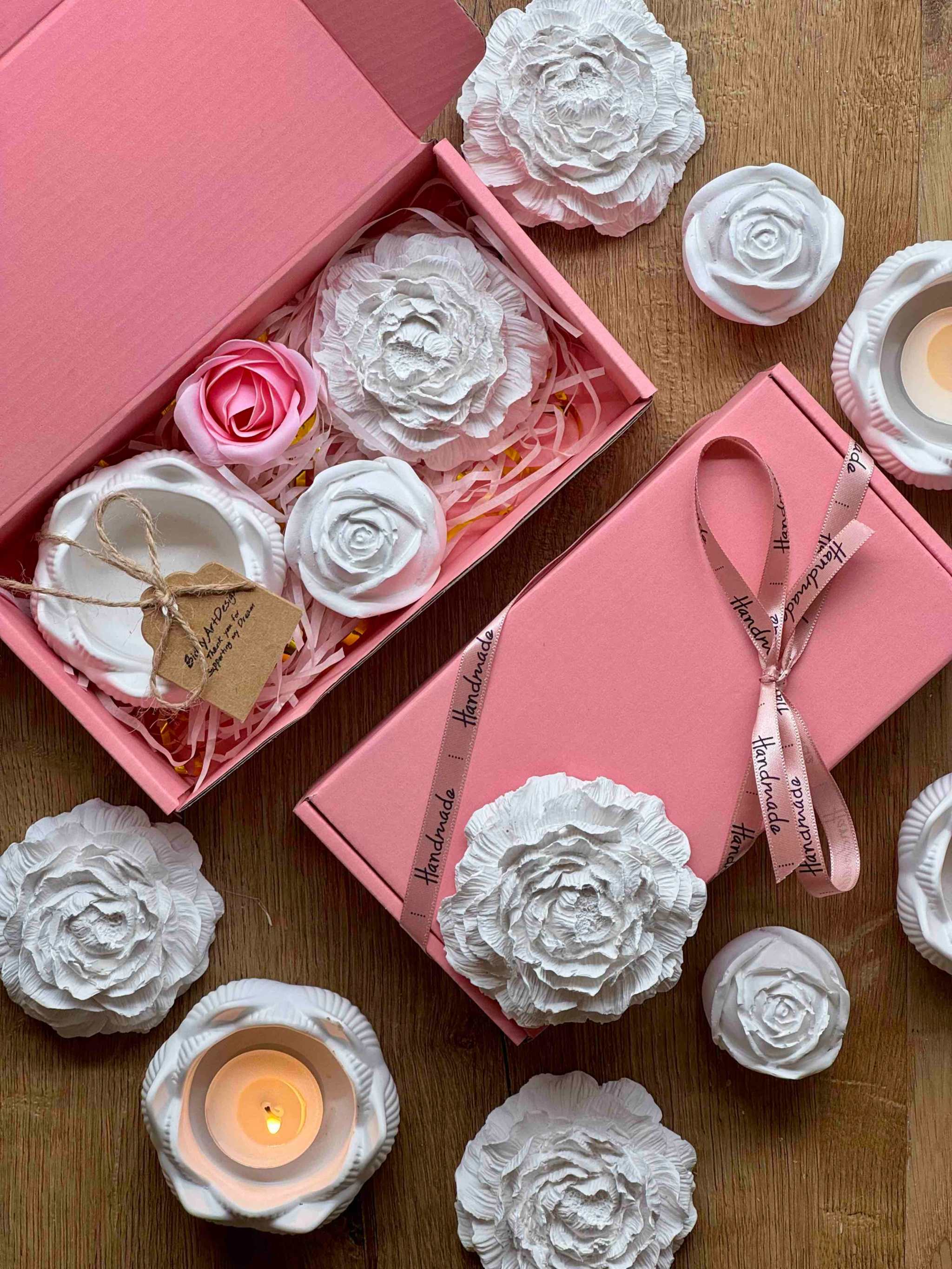 Dekorative Geschenkbox in Rosa, gefüllt mit Keramikblumen und Teelichtern – eine liebevolle Geschenkidee für besondere Momente.Weisse Deko mit handgemachte Kerzen und romantischer Giesskeramik im Geschenkset