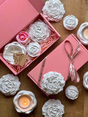 Gift set with romantic ceramic flowers and tea lights 