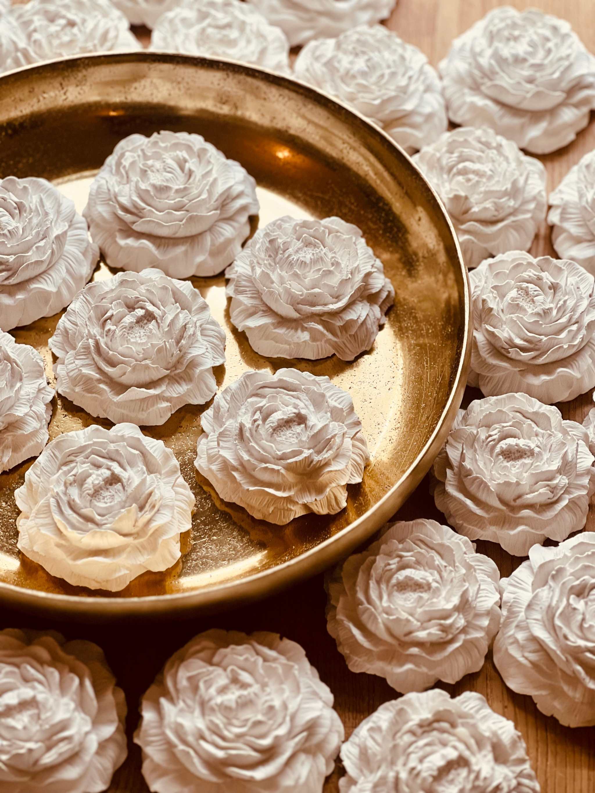 Weiße Rosen aus Gießkeramik, handgefertigt, perfekt als Dekorationsakzent für Wohn- oder Esszimmer.Zarte Giesskeramik Pfingstrose Weisse Deko The Peony