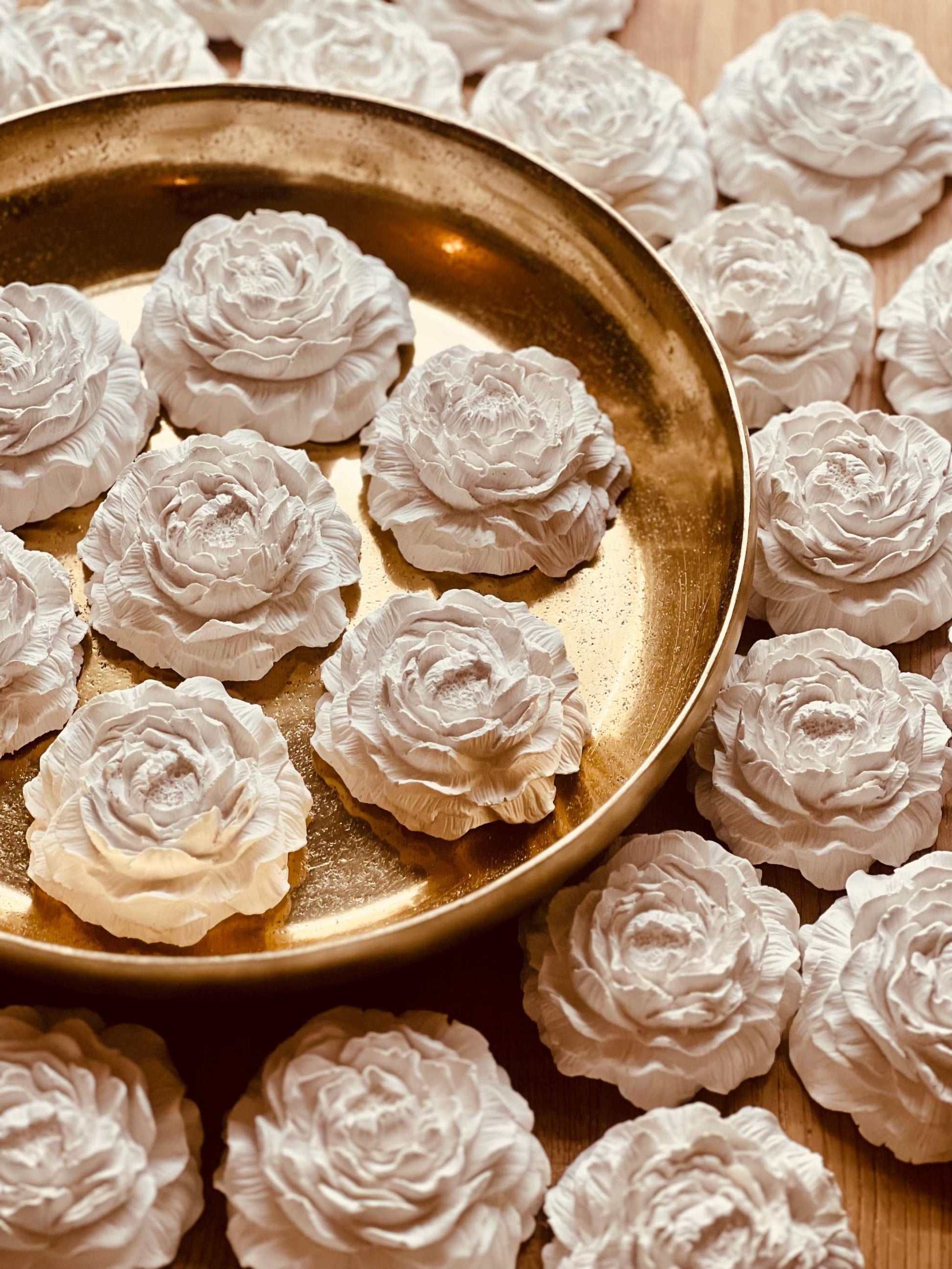 Weiße Rosen aus Gießkeramik, handgefertigt, perfekt als Dekorationsakzent für Wohn- oder Esszimmer.Zarte Giesskeramik Pfingstrose Weisse Deko The Peony