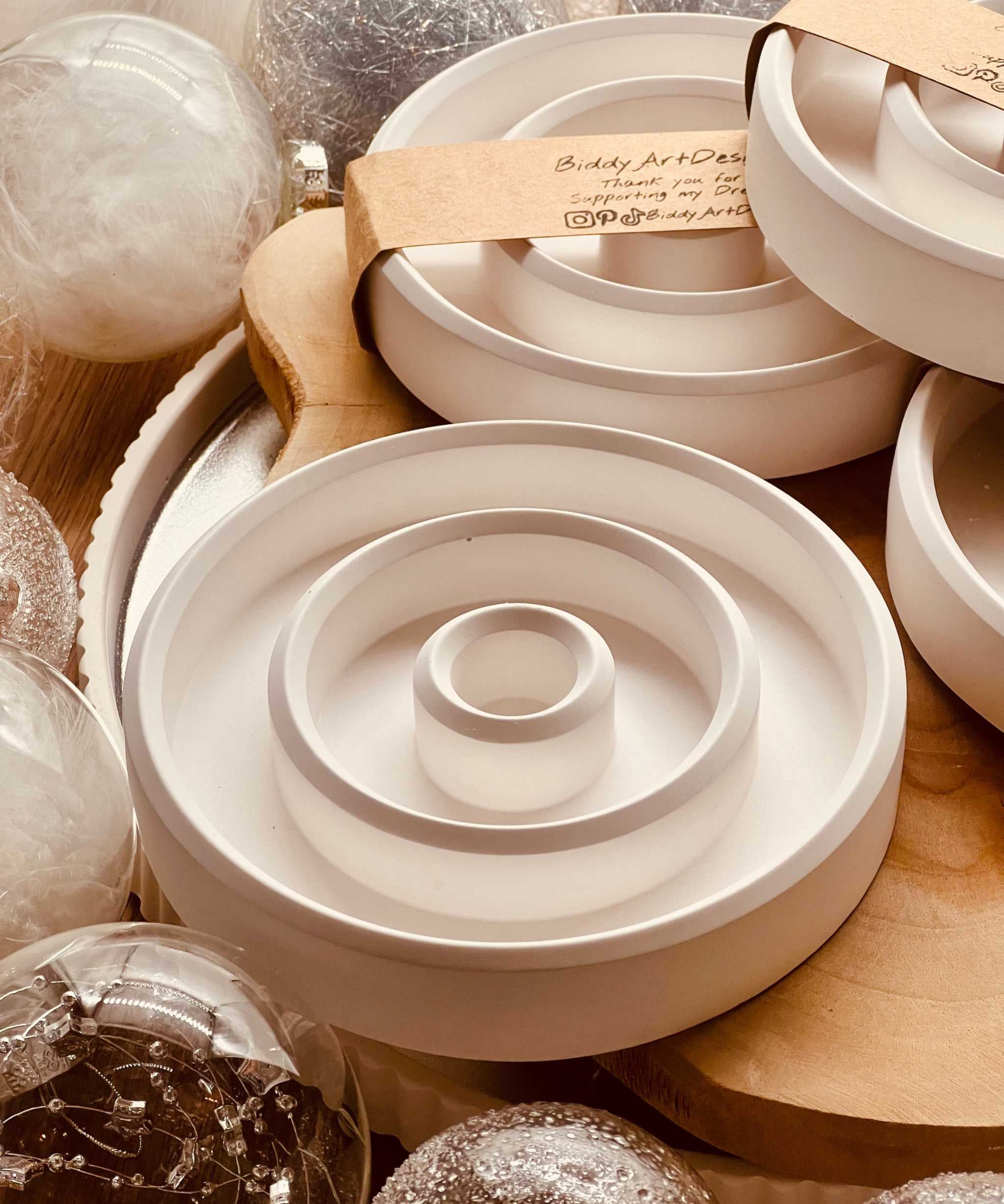 Runder Gießkeramik-Kerzenhalter in modernem Design, ideal als stilvolle Ergänzung für Wohnräume oder als Geschenk.Zeitloser Clean Circle Kerzenhalter Giesskeramik Weisse Deko