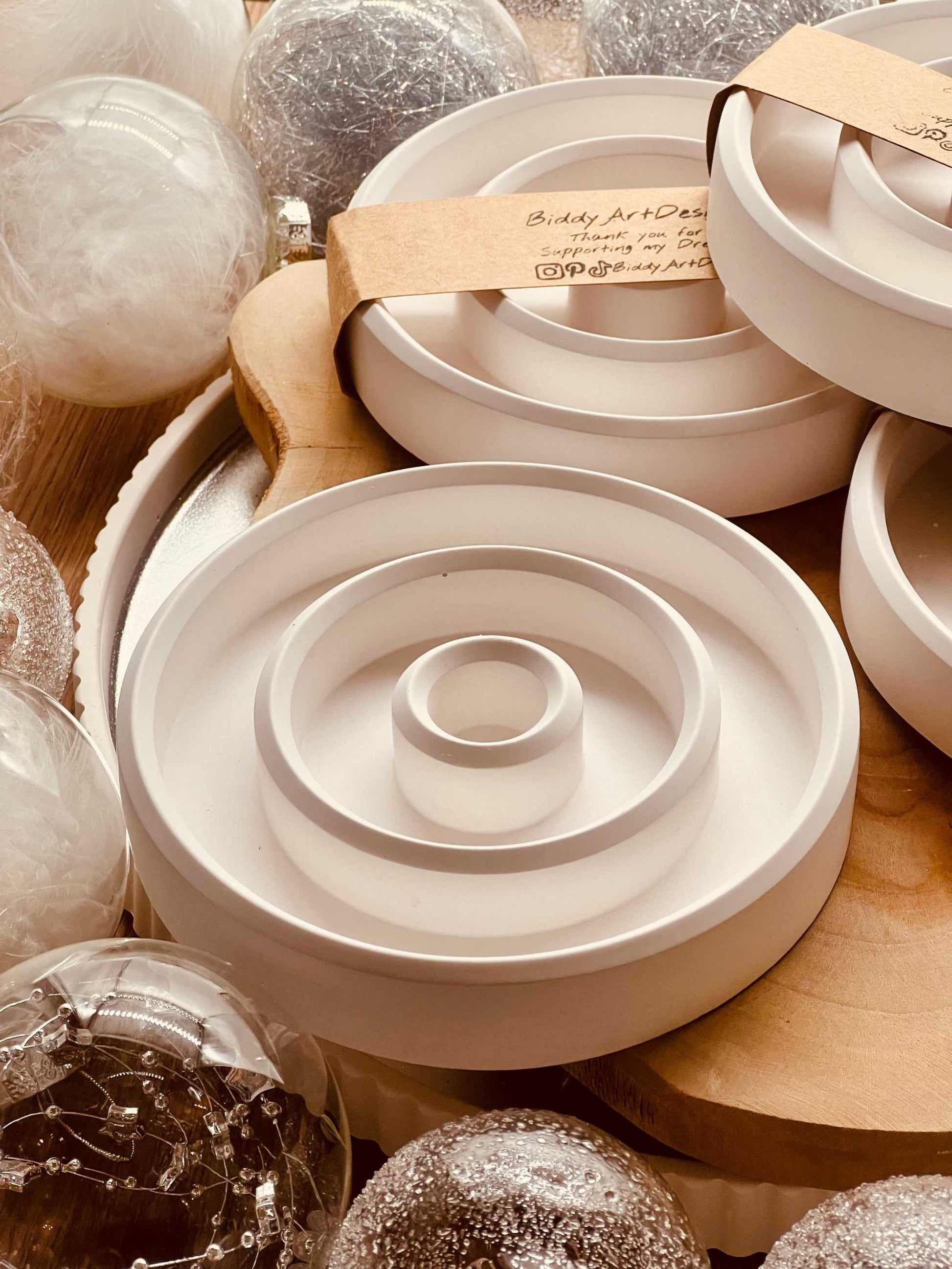 Runder Gießkeramik-Kerzenhalter in modernem Design, ideal als stilvolle Ergänzung für Wohnräume oder als Geschenk.Zeitloser Clean Circle Kerzenhalter Giesskeramik Weisse Deko