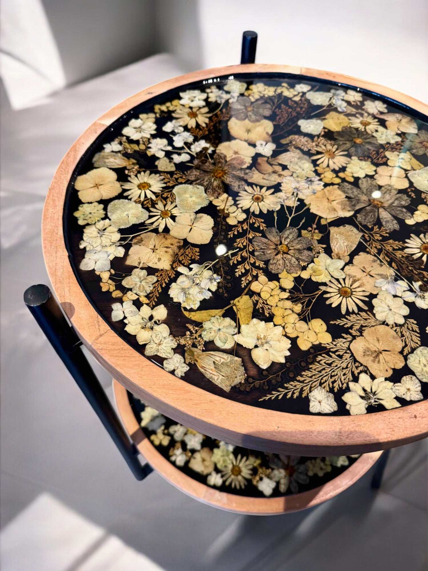 Zweistöckiger Couchtisch aus Epoxidharz mit floraler Gestaltung – Mangoholzplatten mit Resin & Trockenblumen, stilvoll & funktional