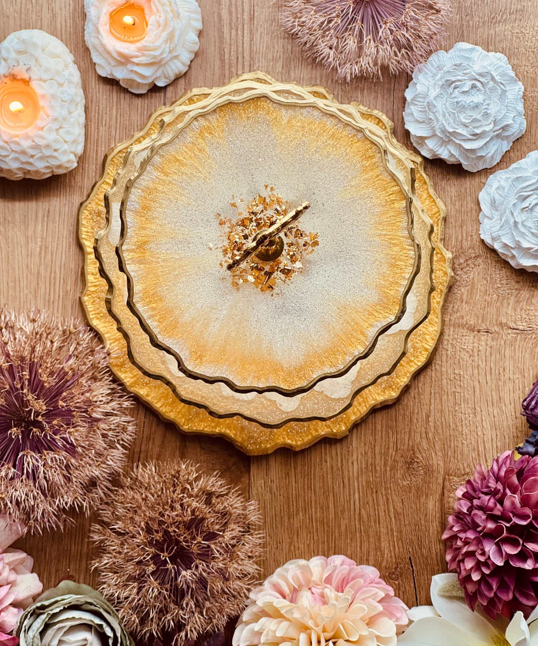 drei-stöckige goldene Epoxidharz Etagere mit eingegossenen weißen Hortensien auf Holztisch dekoriert