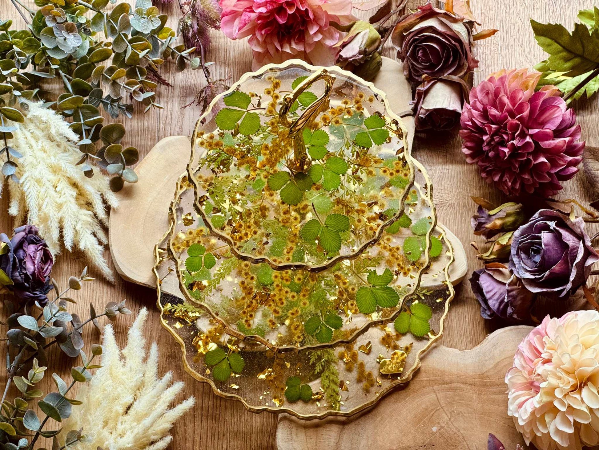 Hochwertige Epoxidharz Etagere mit Blattgold, Erdbeerblättern und Akazienblüten, 3-stöckiges Design, ideal für Hochzeiten oder festliche Anlässe.