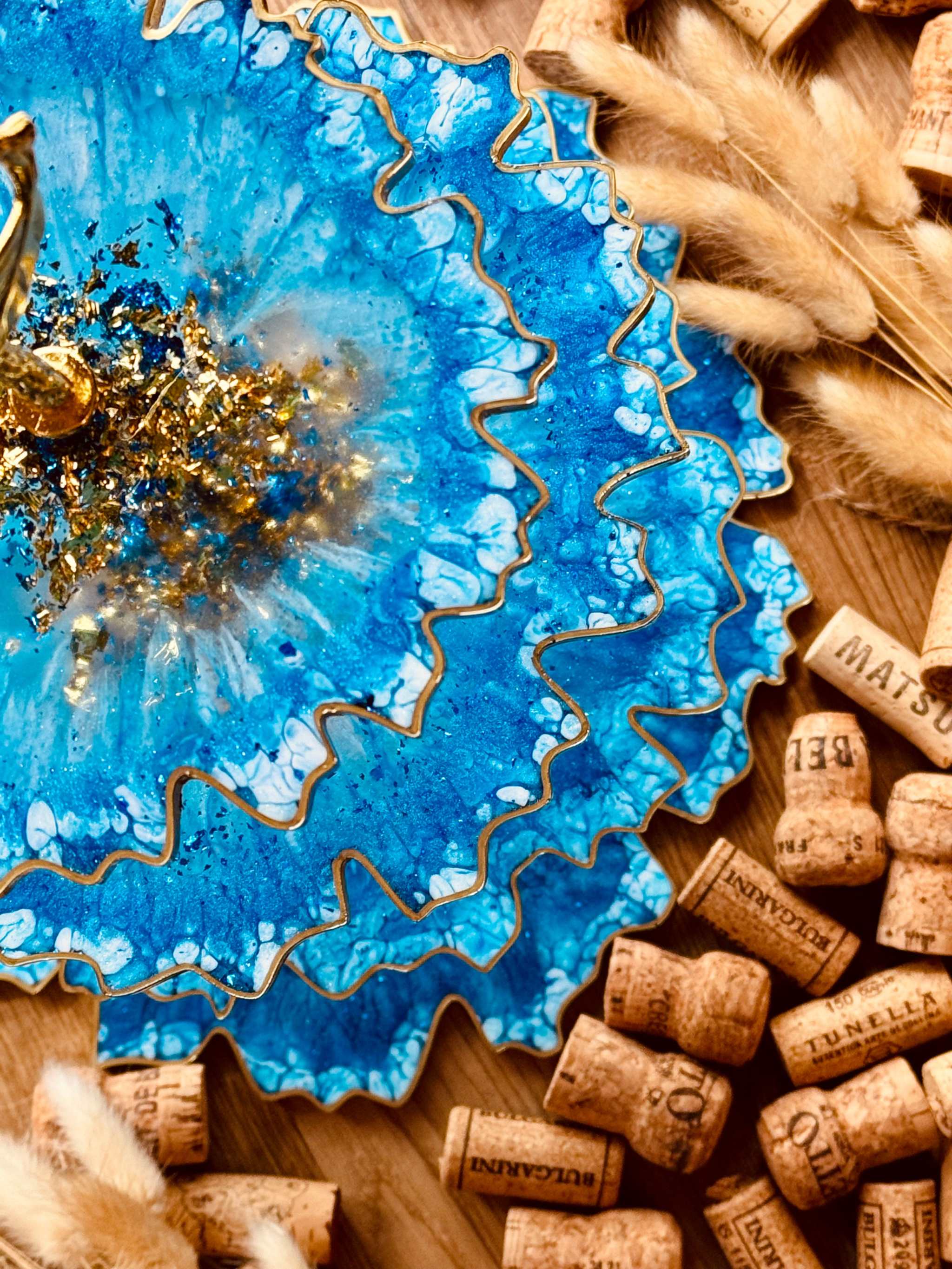Hochwertige große Resin Etagere in kräftigem Blau mit goldenen Akzenten, handgemacht und einzigartig, ideal für besondere Dekorationen.