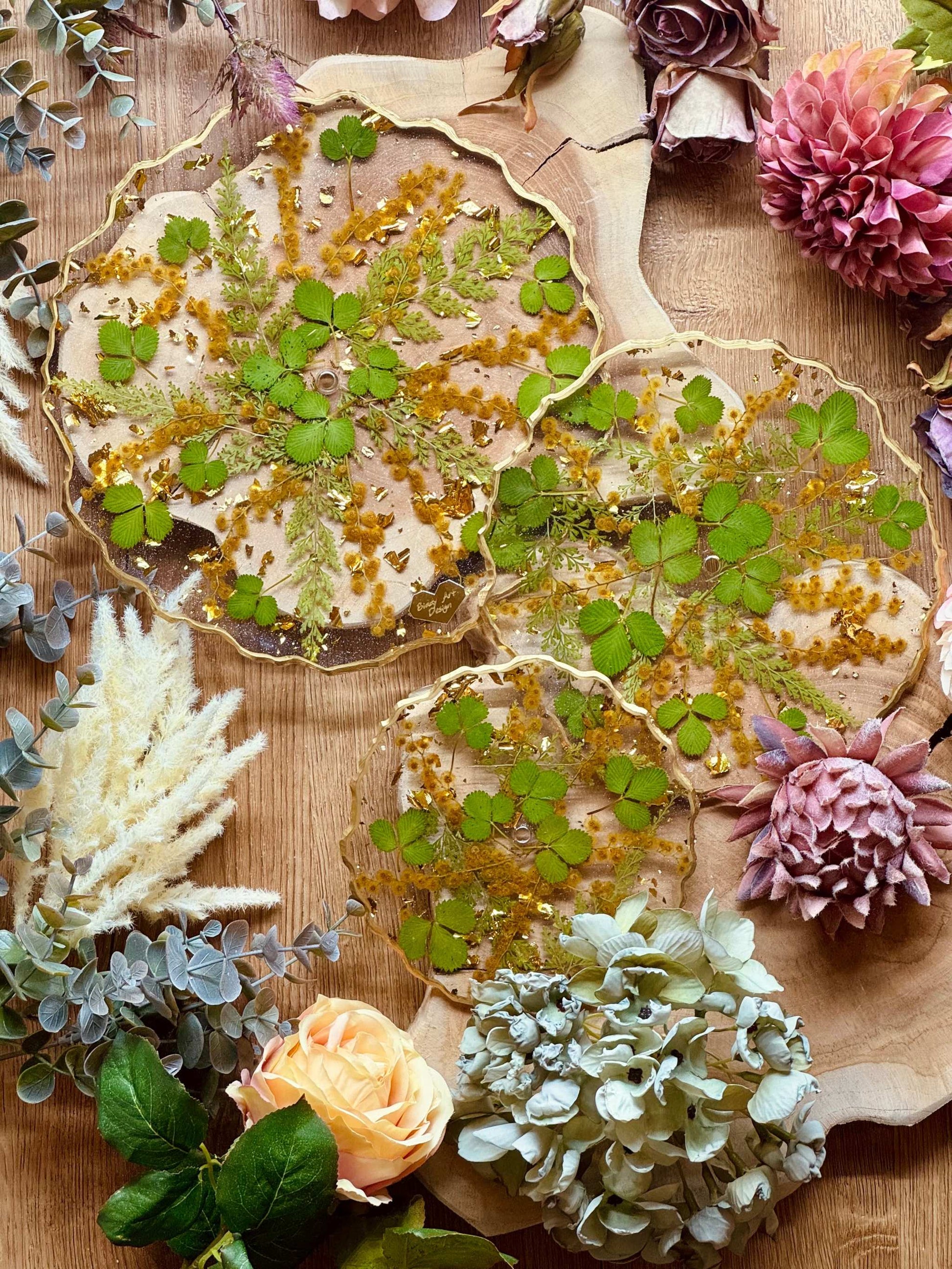 Einzigartige Epoxidharz Etagere mit Blattgold und natürlichen Akzenten wie Erdbeerblättern und Akazienblüten, ideal für dekorative Zwecke.
