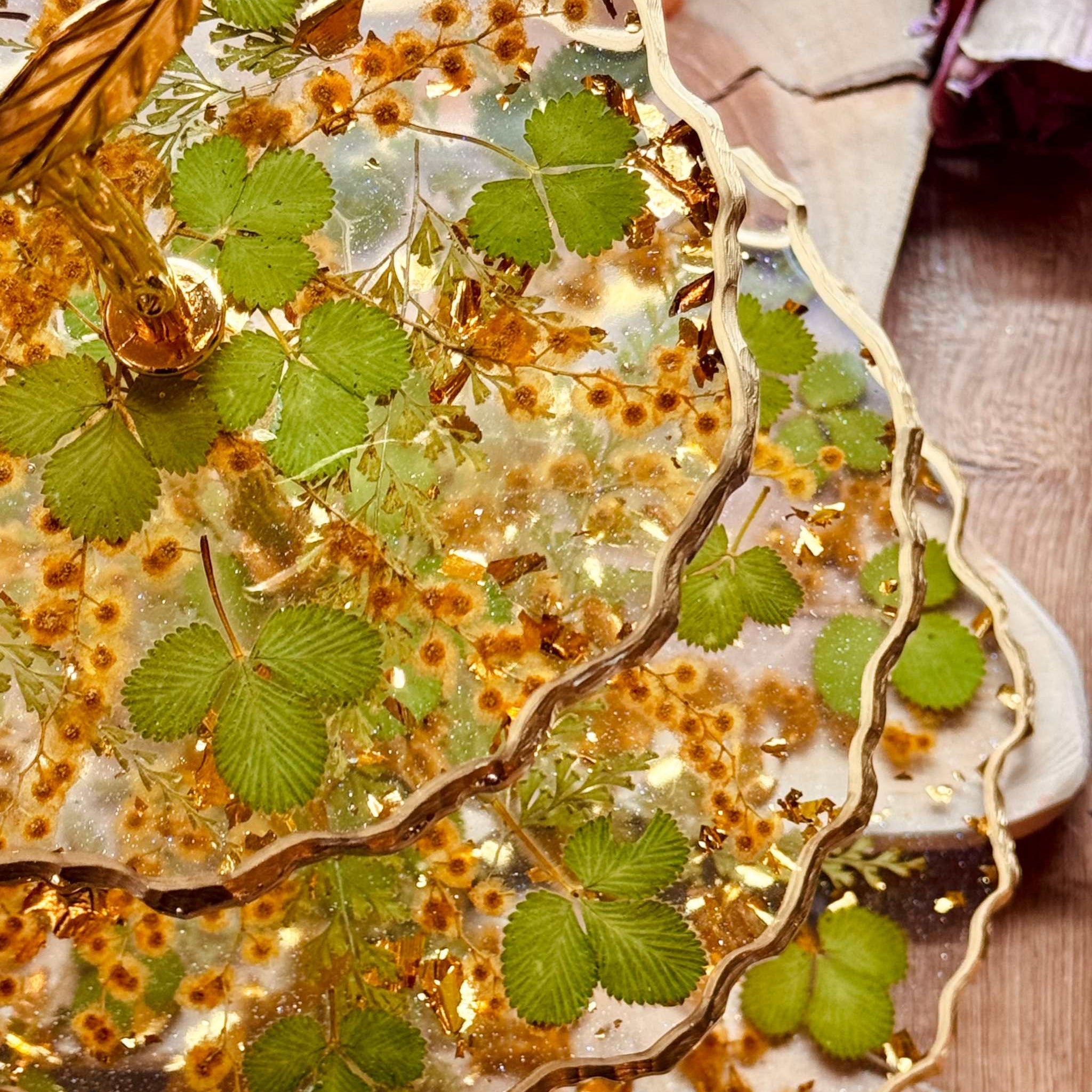 Dekorative Epoxidharz Etagere in Naturdesign mit Erdbeerblättern und Akazienblüten, handgefertigt, perfekt für elegante Tischdekorationen.

