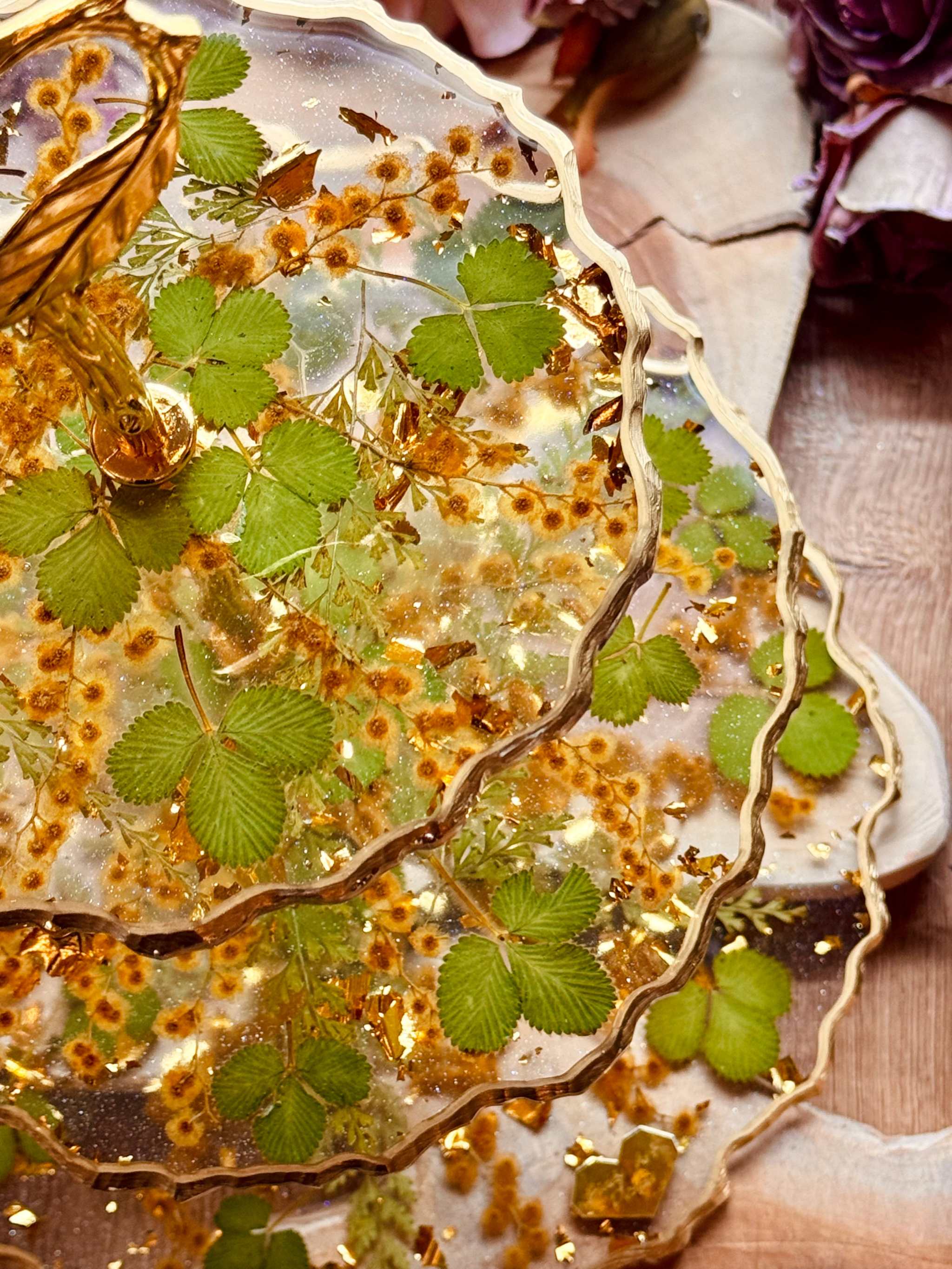 Dekorative Epoxidharz Etagere in Naturdesign mit Erdbeerblättern und Akazienblüten, handgefertigt, perfekt für elegante Tischdekorationen.
