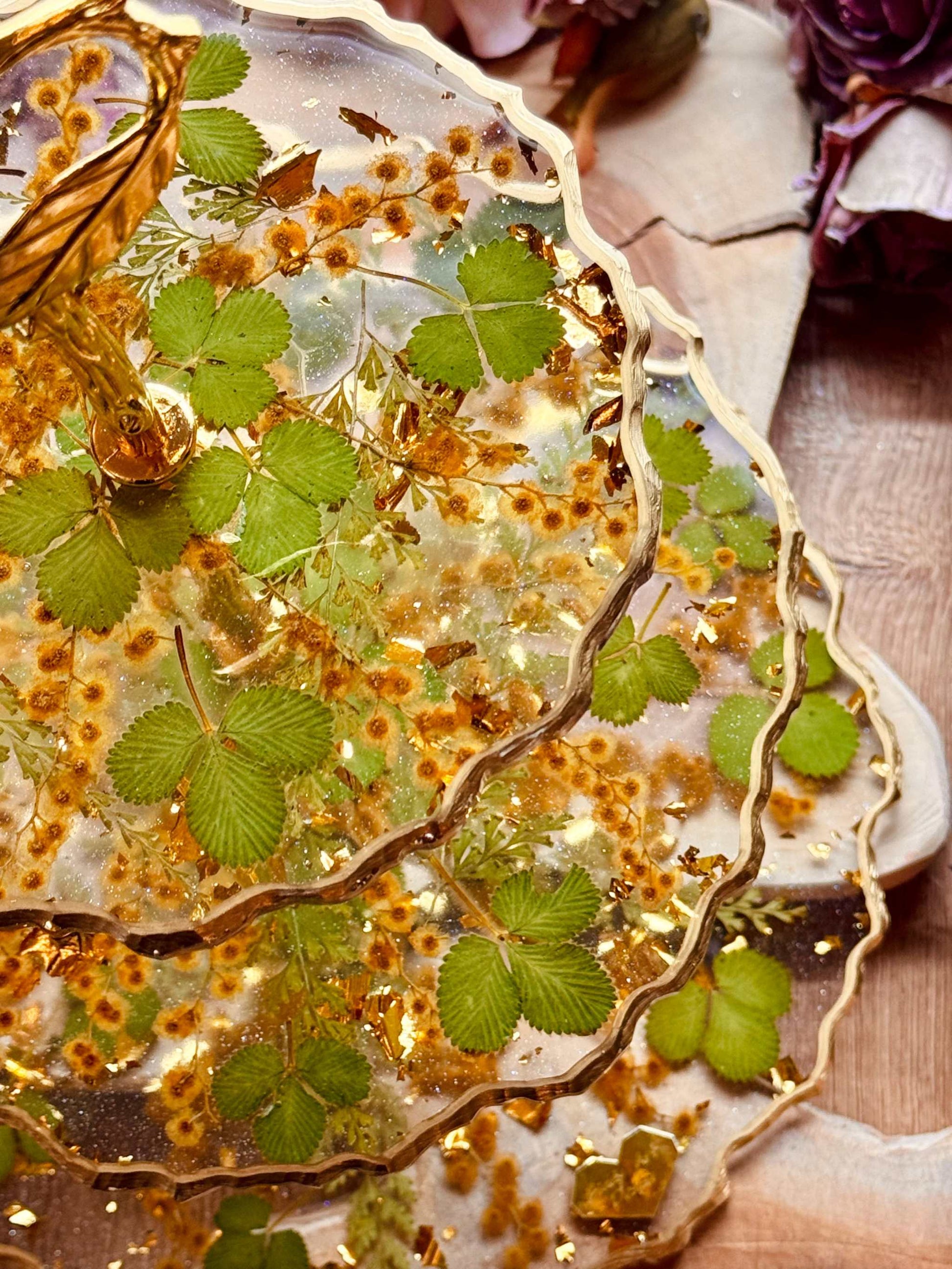 Dekorative Epoxidharz Etagere in Naturdesign mit Erdbeerblättern und Akazienblüten, handgefertigt, perfekt für elegante Tischdekorationen.
