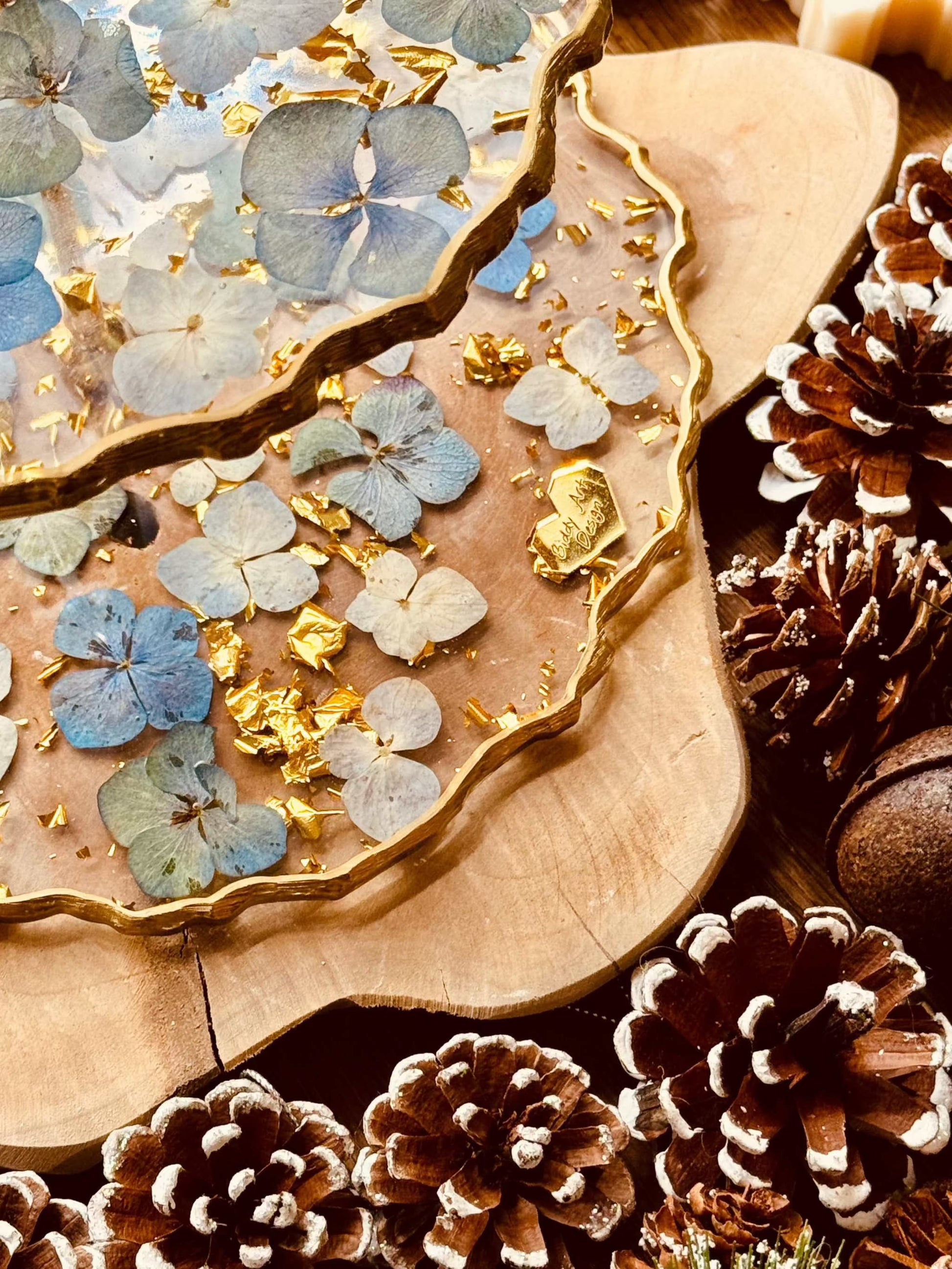 Hochwertige Epoxidharz Etagere mit blauen Hortensien und goldenen Akzenten, ideal als Tischdekoration oder stilvolle Geschenkidee.