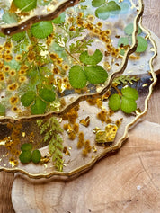 Luxuriöse 3-stöckige Epoxidharz Etagere mit Erdbeerblättern und Akazienblüten, Blattgold-Details, ein einzigartiges Highlight für Dekorationen.