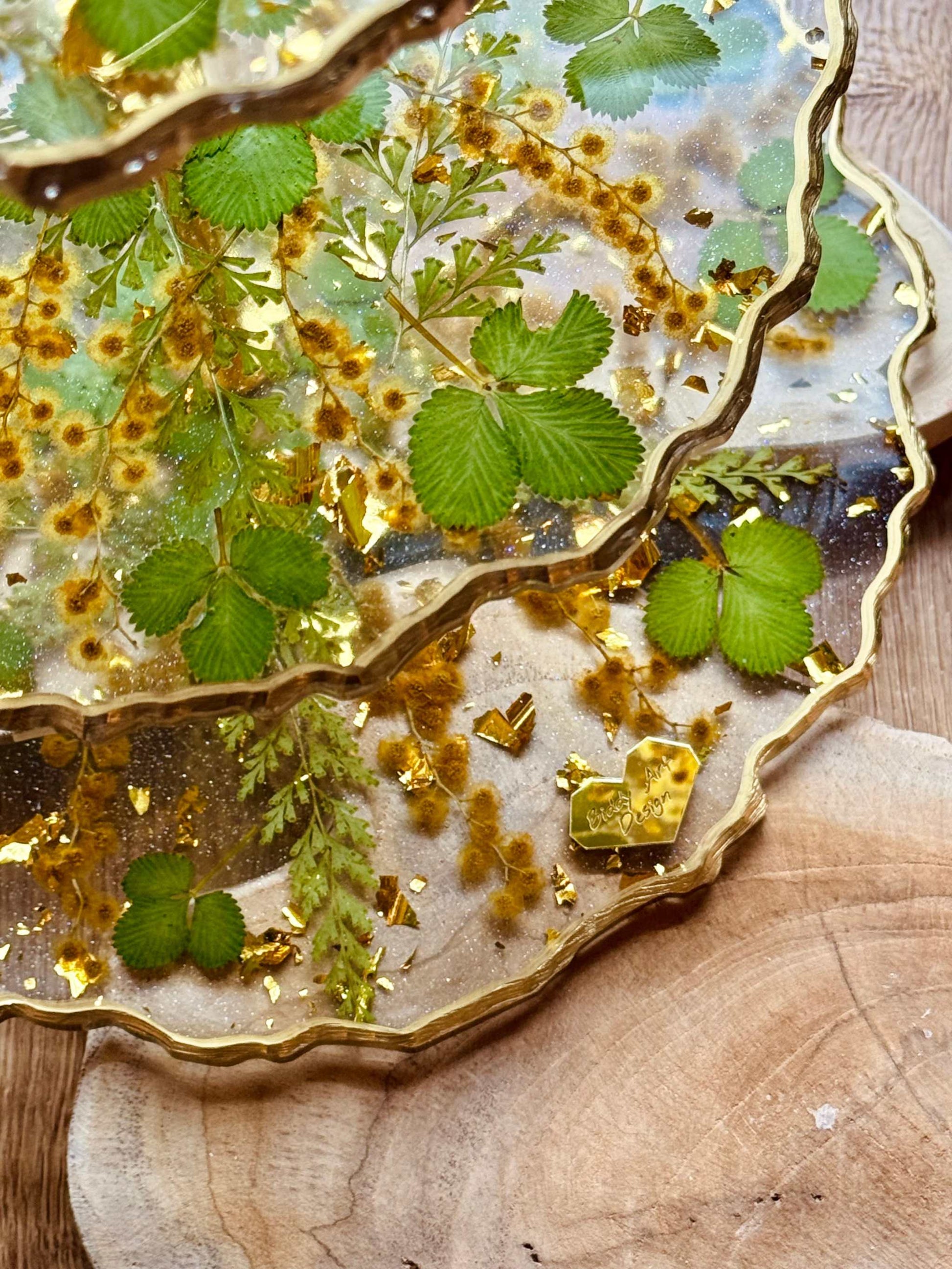 Luxuriöse 3-stöckige Epoxidharz Etagere mit Erdbeerblättern und Akazienblüten, Blattgold-Details, ein einzigartiges Highlight für Dekorationen.