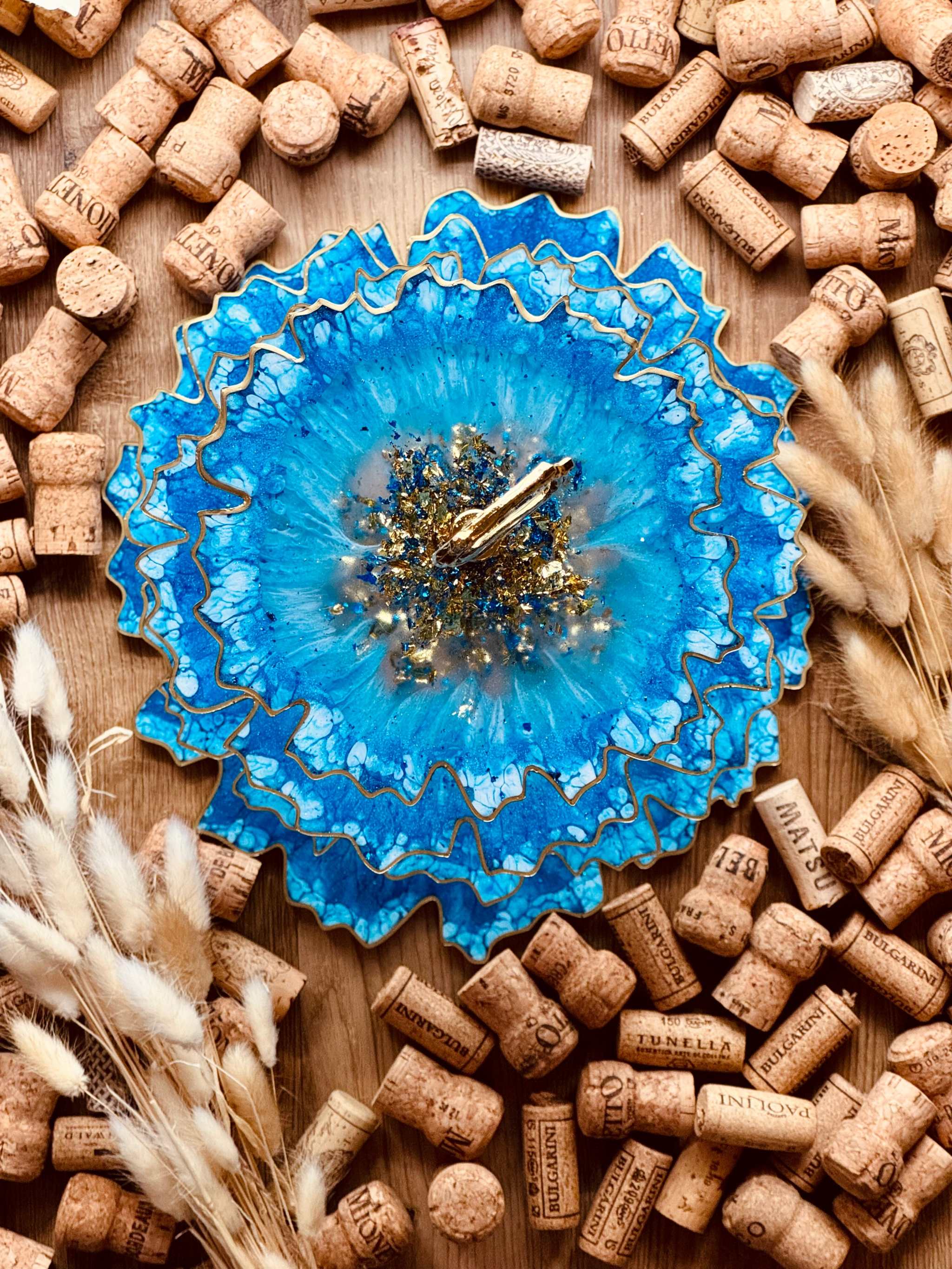 Dekorative 4-stufige große Etagere aus hochwertigem Resin mit Blattgold und blauer Optik, perfekt für stilvolle Tischdekorationen oder Feiern.