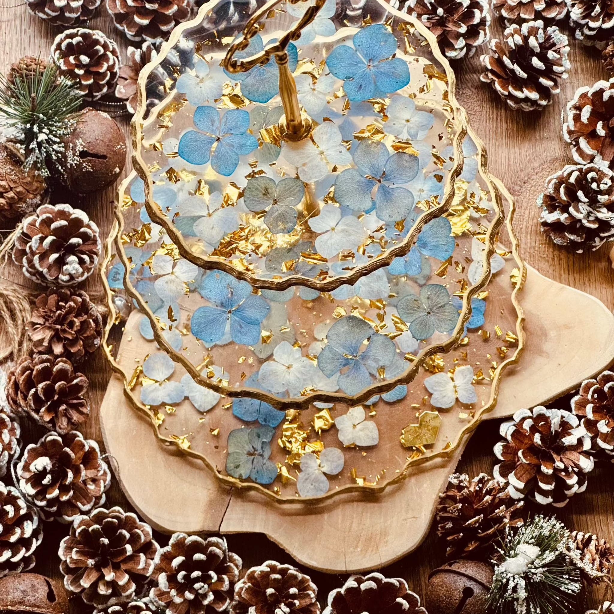 Handgefertigte Epoxidharz Etagere mit blauen Hortensien und Blattgold, 3-stöckig, perfekt als dekorative Servierplatte oder exklusive Geschenkidee.