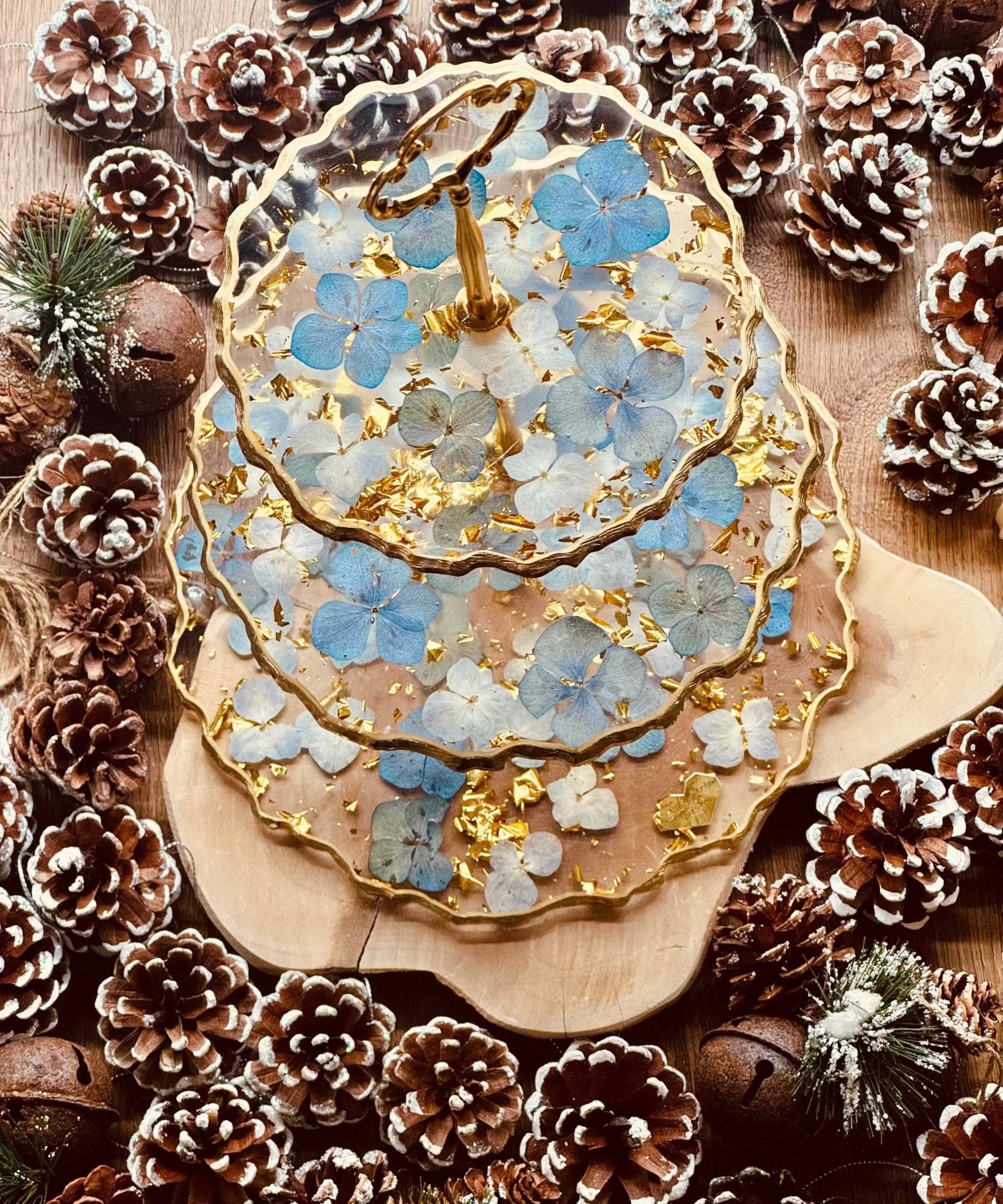 Handgefertigte Epoxidharz Etagere mit blauen Hortensien und Blattgold, 3-stöckig, perfekt als dekorative Servierplatte oder exklusive Geschenkidee.