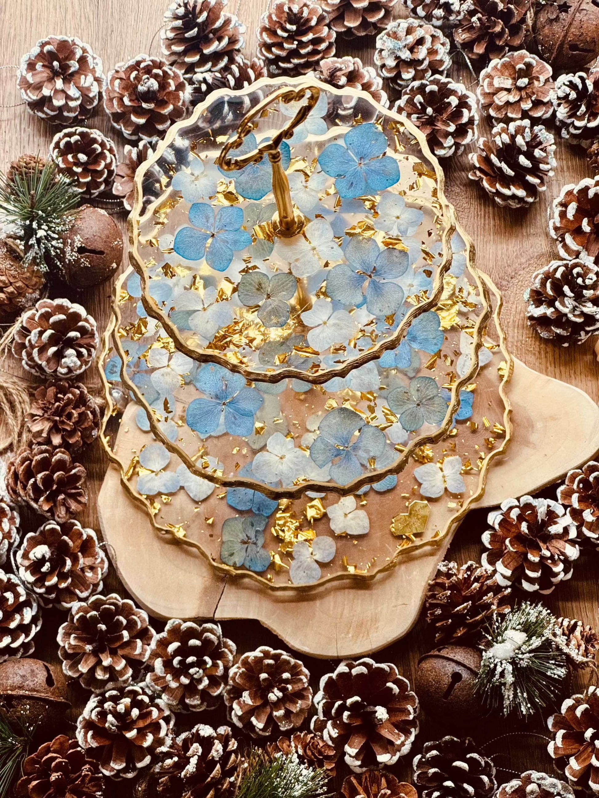 Handgefertigte Epoxidharz Etagere mit blauen Hortensien und Blattgold, 3-stöckig, perfekt als dekorative Servierplatte oder exklusive Geschenkidee.