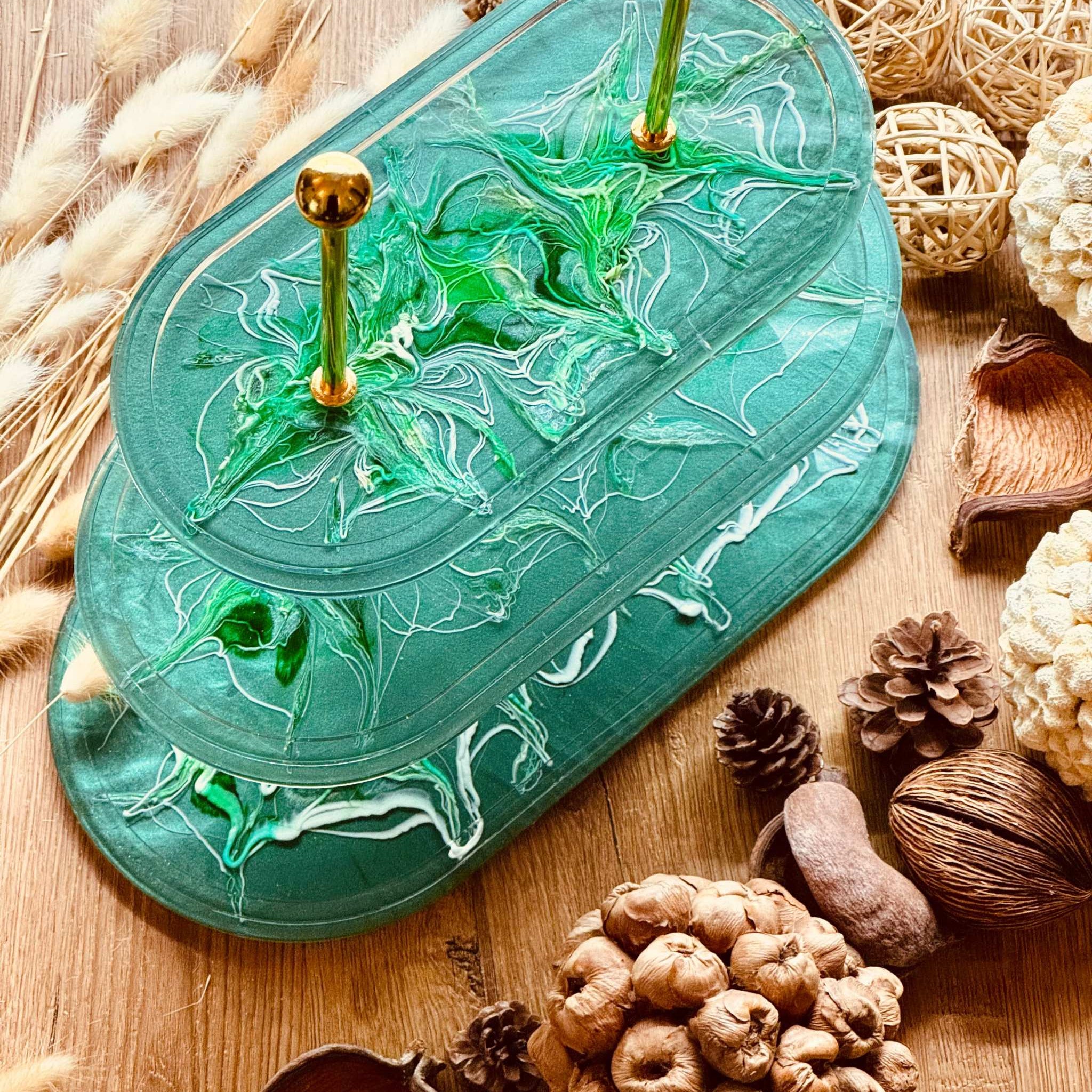 Handgefertigte Epoxidharz Etagere mit ovalem Design in Grün, 3-stöckig, ideal als dekorative Servierplatte oder Tischdekoration für besondere Anlässe.