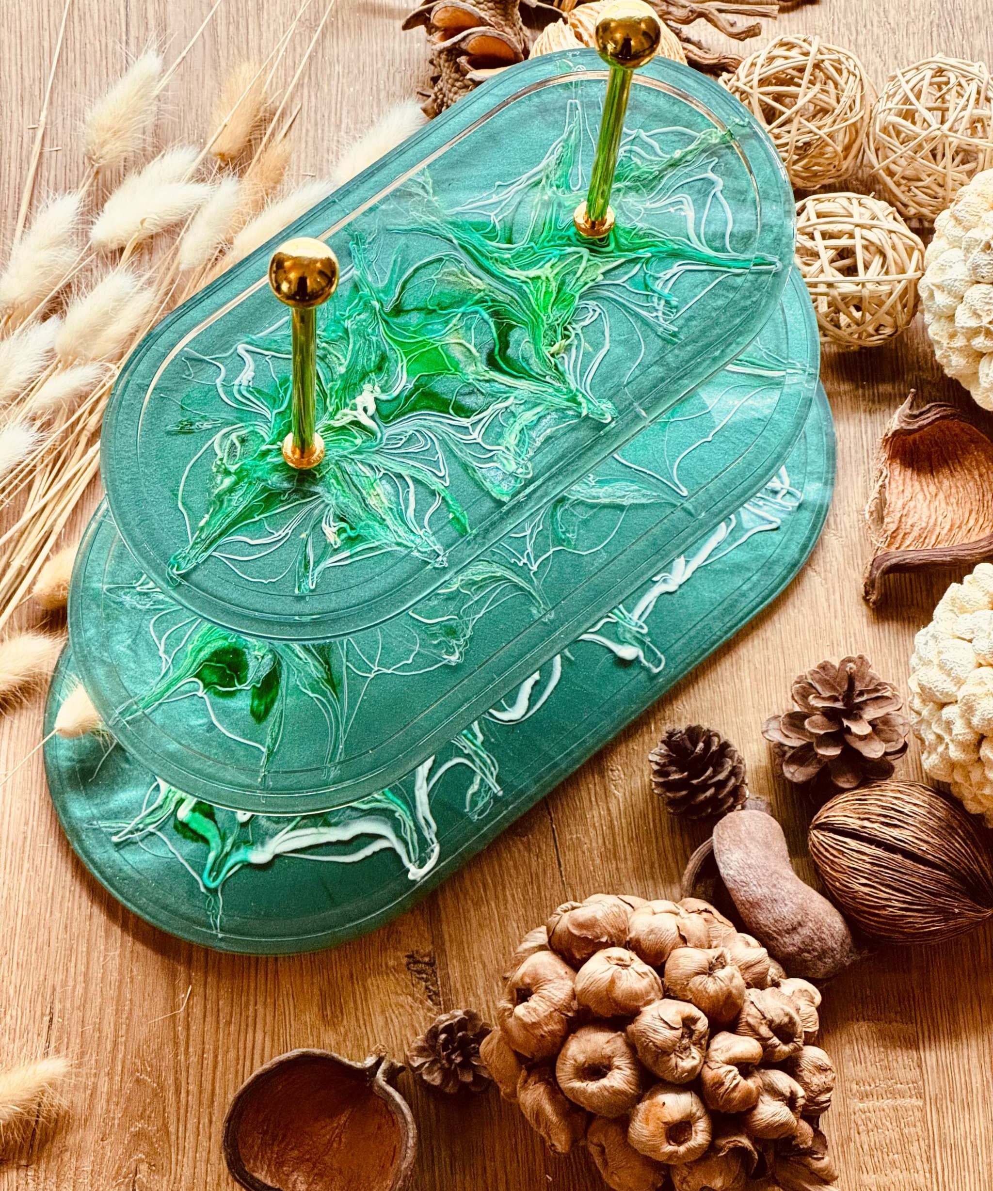 Handgefertigte Epoxidharz Etagere mit ovalem Design in Grün, 3-stöckig, ideal als dekorative Servierplatte oder Tischdekoration für besondere Anlässe.
