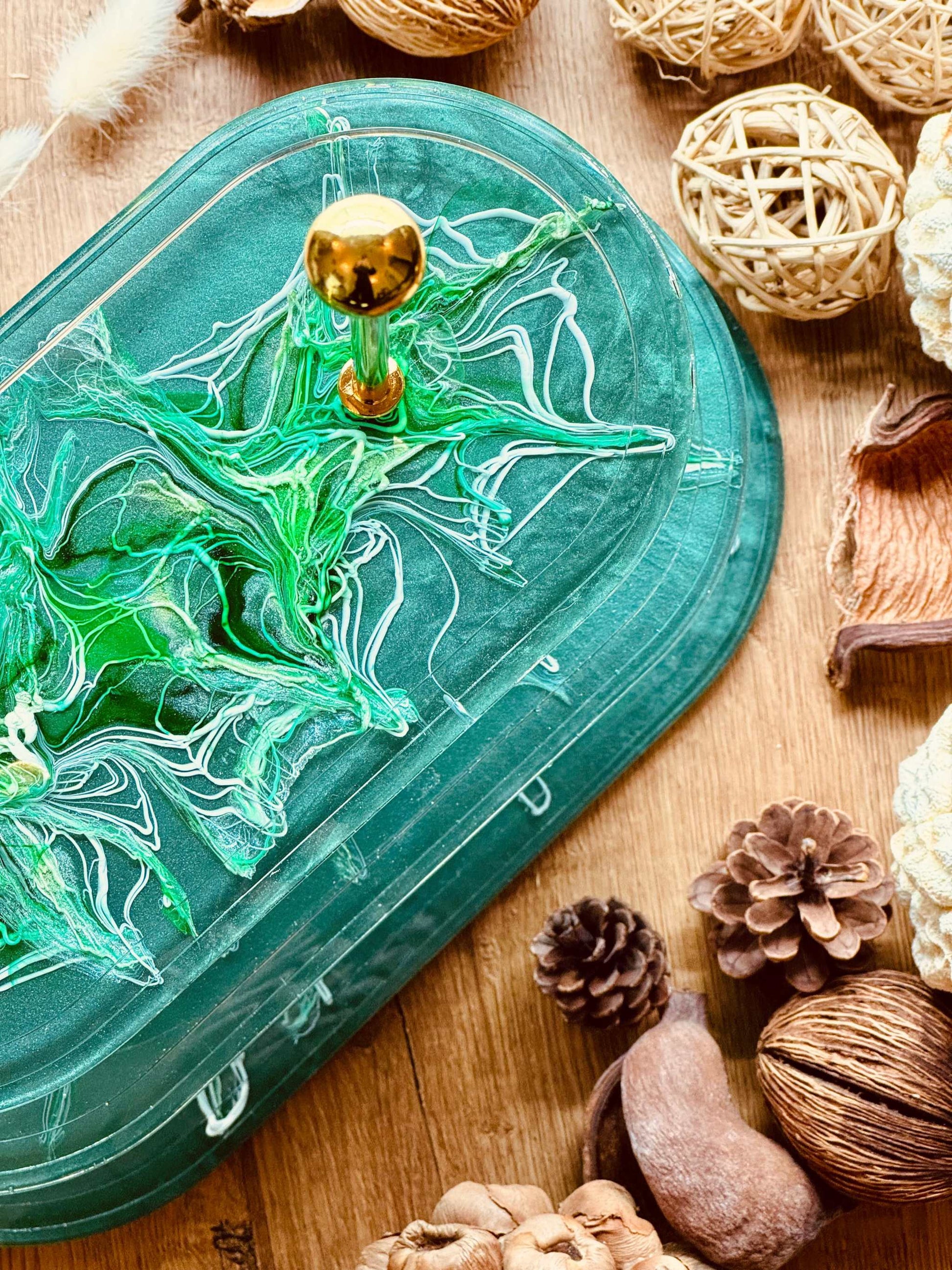 Elegante 3-stöckige Epoxidharz Etagere in Grün mit ovalem Design, ein stilvolles Unikat für Hochzeiten, Geburtstagsfeiern oder als Geschenk.
