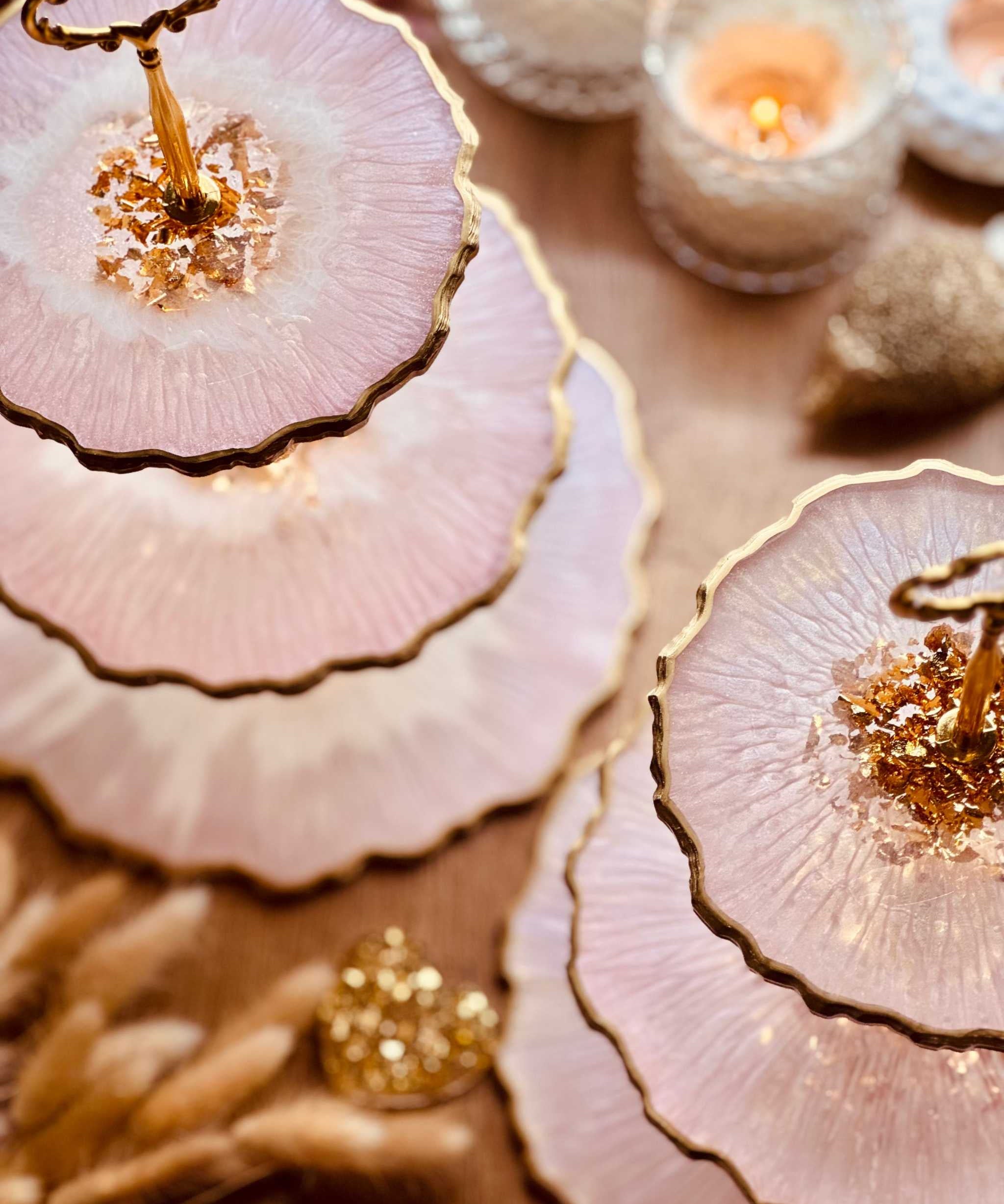 Handgefertigte Etagere aus Resin mit eleganter Rosa-Gold-Optik, ideal als Servierplatte für Kuchen, Gebäck oder Dekoration für besondere Anlässe.