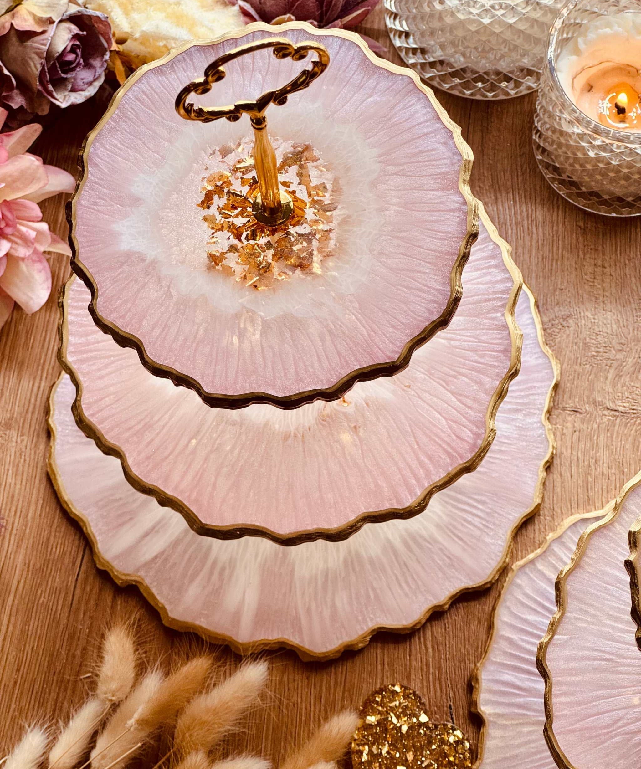 Dekorative 2-stufige und 3-stufige Etagere aus Resin in Rosa-Gold, perfekt als Hingucker auf Hochzeiten, Geburtstagen oder im Wohnzimmer.