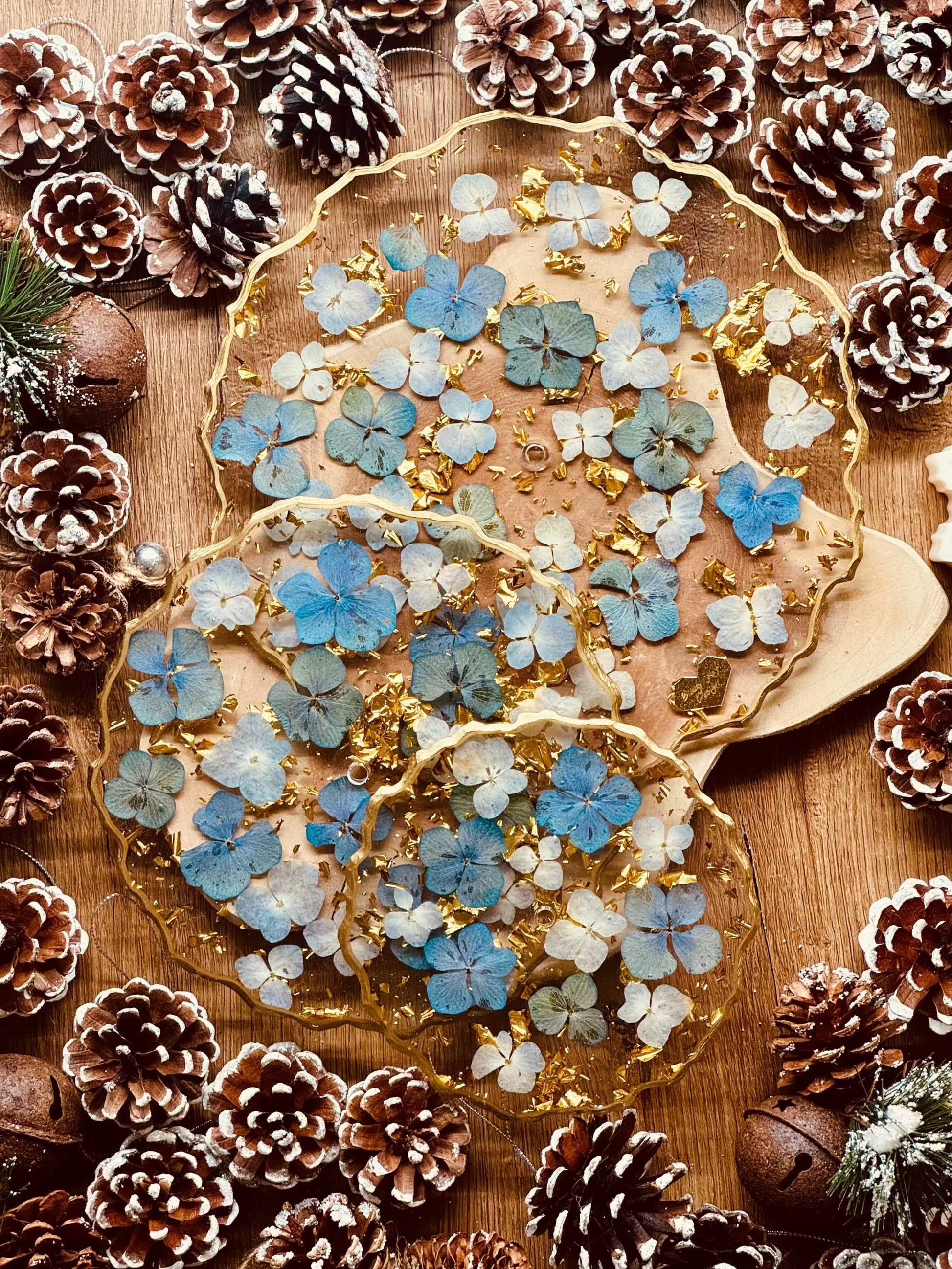 Handgefertigte Epoxidharz Etagere in Blau und Gold, verziert mit natürlichen Hortensienblüten, perfekt als Servierplatte oder stilvolles Geschenk.