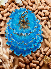 Handgefertigte große Resin Etagere in Blau mit Blattgold, 4-stufiges Design, ideal als Servierplatte oder dekorative Tischdekoration für besondere Anlässe.