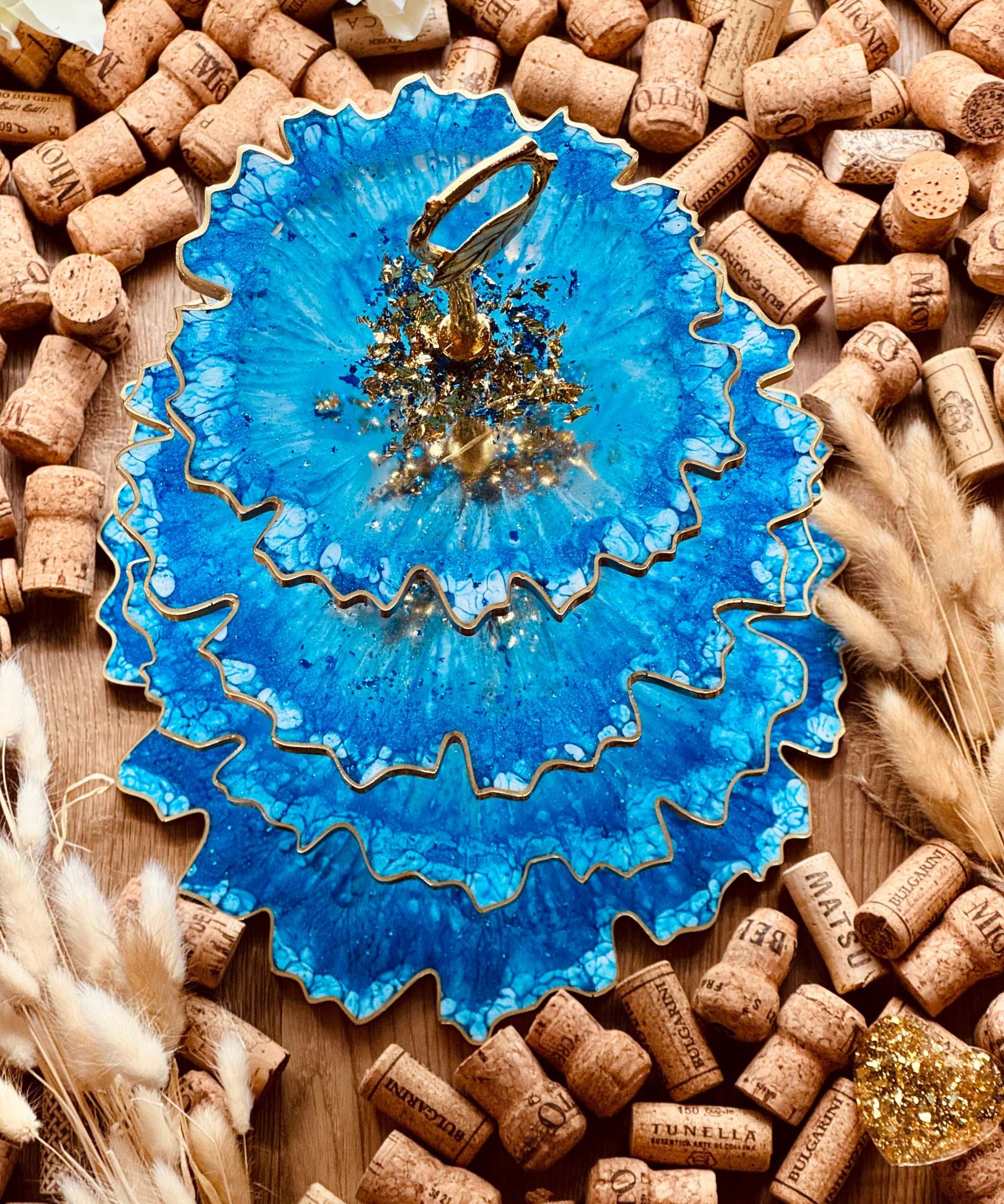 Handgefertigte große Resin Etagere in Blau mit Blattgold, 4-stufiges Design, ideal als Servierplatte oder dekorative Tischdekoration für besondere Anlässe.