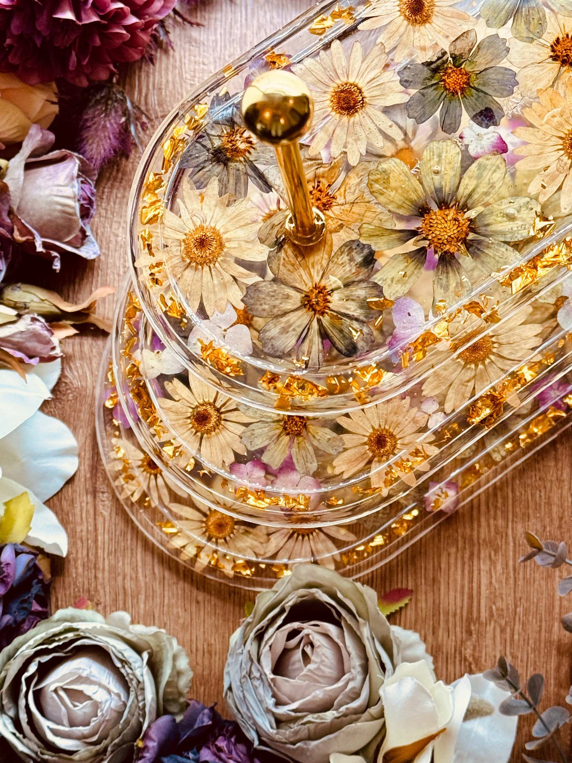 Ovale Epoxidharz Etagere mit natürlichen großen Blüten, Hortensien und goldenen Akzenten, 3-stöckig, ein luxuriöses Highlight für Dekorationen. Epoxidharz etagere kuchenstaender blumendesign oval mit gold