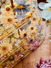 Luxuriöse ovale Epoxidharz Etagere mit Blattgold und natürlichen Blüten wie Hortensien, 3-stöckig, ideal für elegante Präsentationen.epoxidharz etagere kuchenstaender einzigartige blumen oval edel