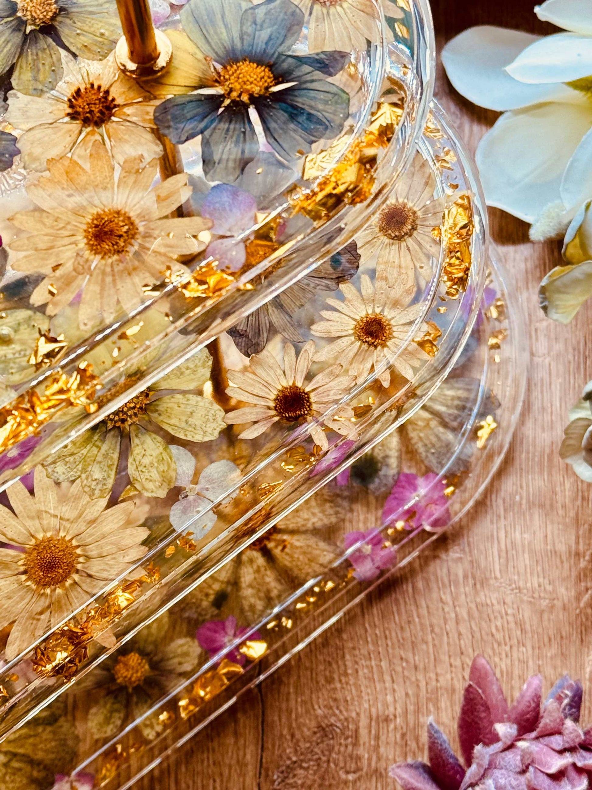 Luxuriöse ovale Epoxidharz Etagere mit Blattgold und natürlichen Blüten wie Hortensien, 3-stöckig, ideal für elegante Präsentationen.epoxidharz etagere kuchenstaender einzigartige blumen oval edel