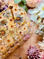Hochwertige Epoxidharz Etagere mit großen Blüten, Hortensien und Blattgold, perfekt als stilvolle Geschenkidee oder Tischdeko.Epoxidharz etagere kuchenstaender florale motive oval mit goldakzent
