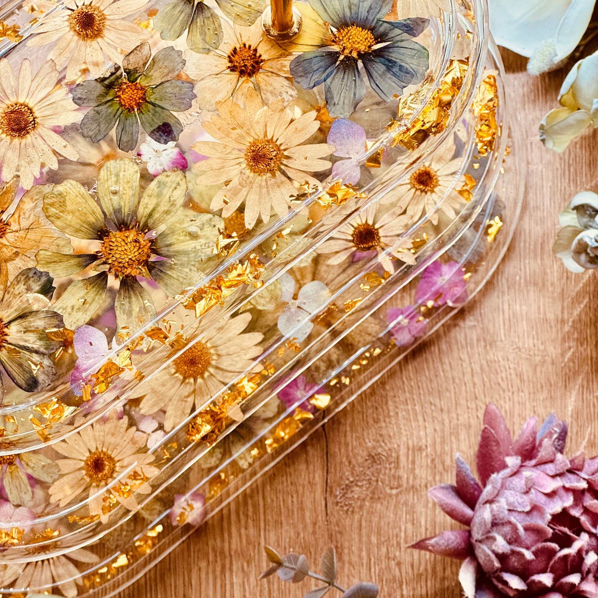 Elegante 3-stöckige Epoxidharz Etagere in ovaler Form mit Blattgold, großen Blüten und Hortensien, perfekt für festliche Tischdekorationen.