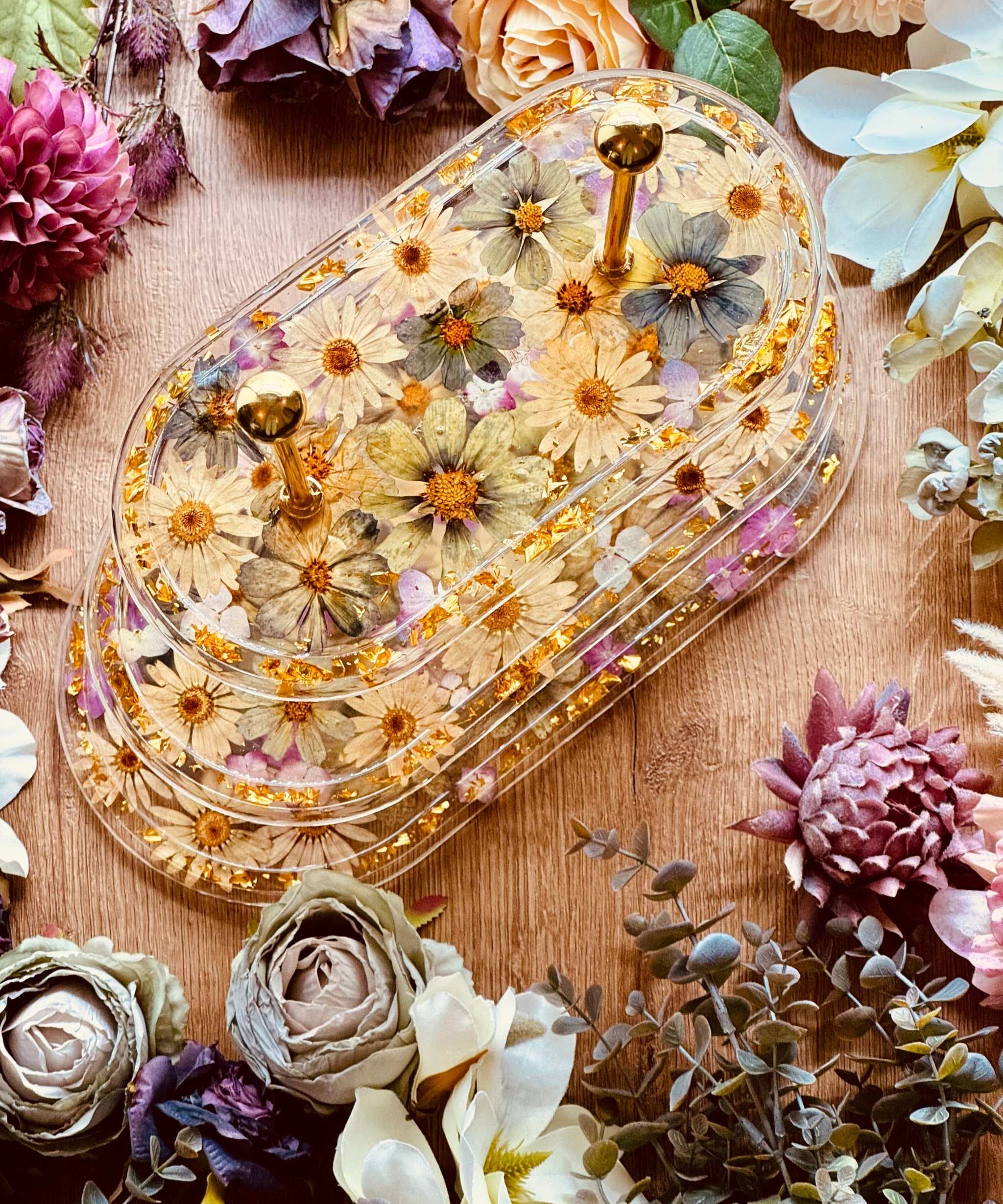 Handgefertigte ovale Epoxidharz Etagere mit großen Blüten, Hortensien und Blattgold, 3-stöckig, ideal als dekorative Servierplatte oder Geschenkidee. Epoxidharz etagere kuchenstaender oval mit blumen und gold