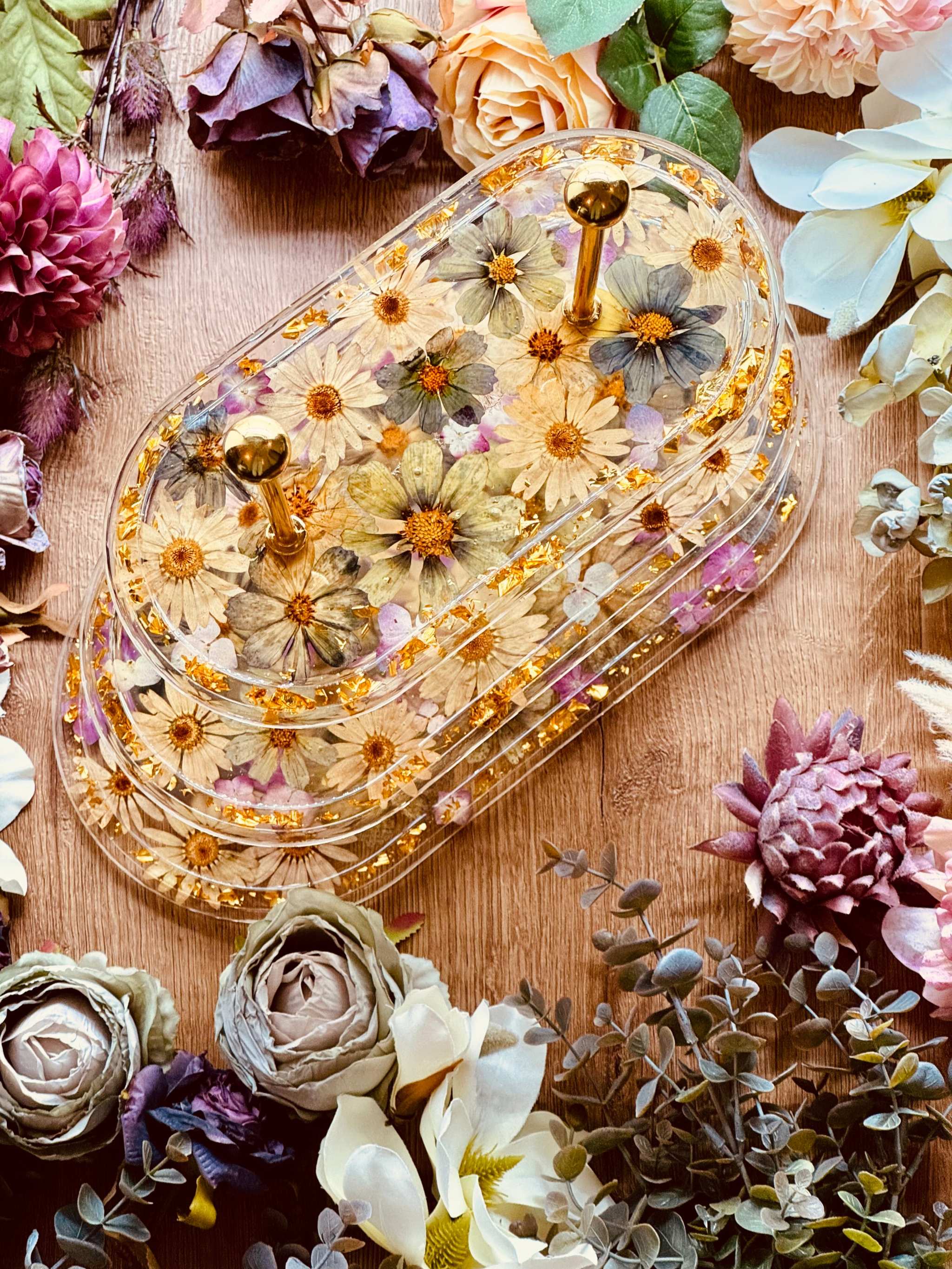 Handgefertigte ovale Epoxidharz Etagere mit großen Blüten, Hortensien und Blattgold, 3-stöckig, ideal als dekorative Servierplatte oder Geschenkidee. Epoxidharz etagere kuchenstaender oval mit blumen und gold
