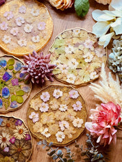 Die Blumen lassen sich wundervoll in Tabletts verarbeiten. Hier wurden verschiedene Sorten der Blumen verwendet. Einzigartige, sorgfältig getrocknete Blumen und Blüten in authentischen Farben, geeignet für kreative Kunstwerke oder als dezente Deko.