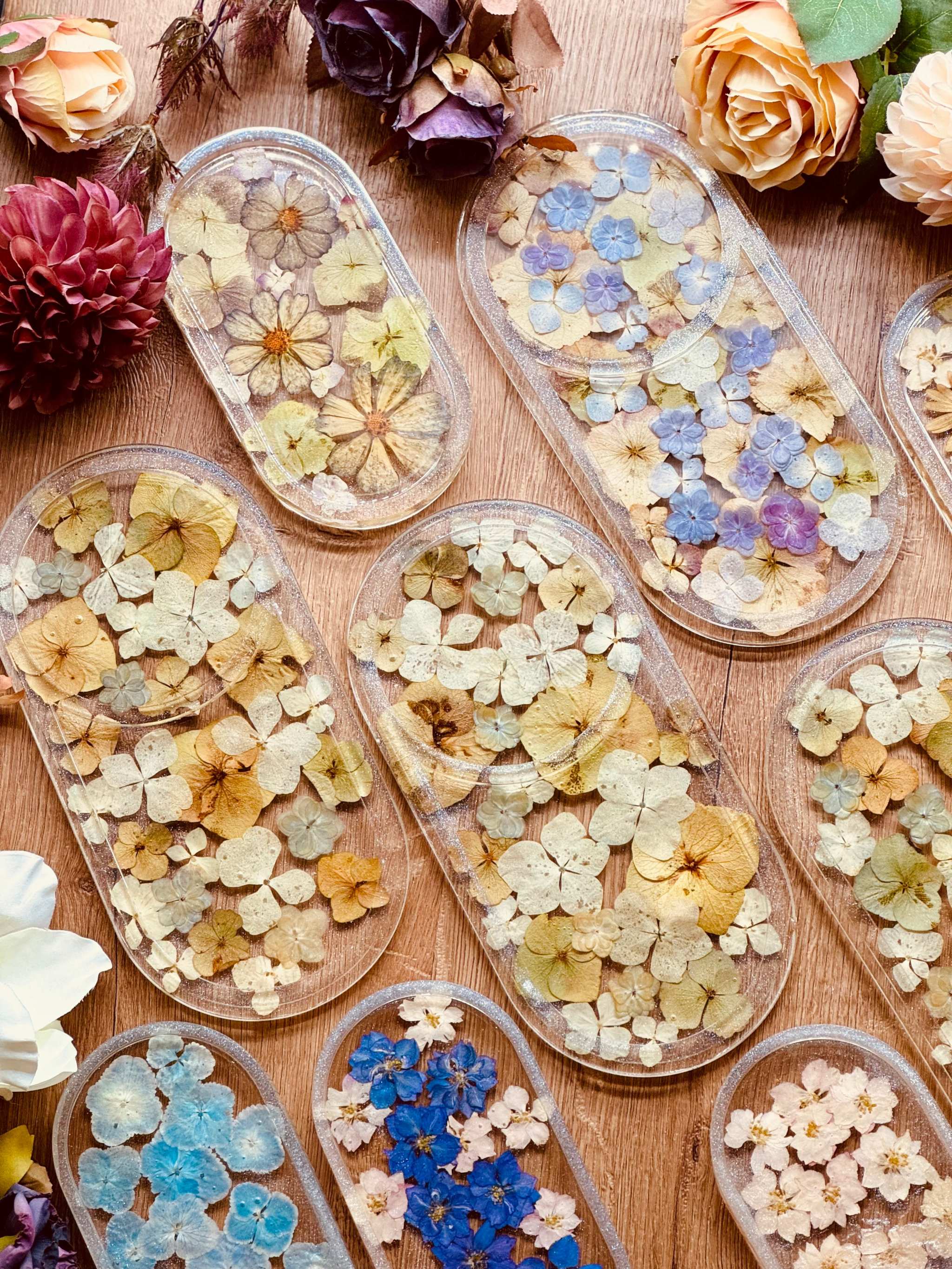 Handgemachte Schmuckschalen aus Resin mit eingebetteten getrockneten Blüten als dekorative Unikate