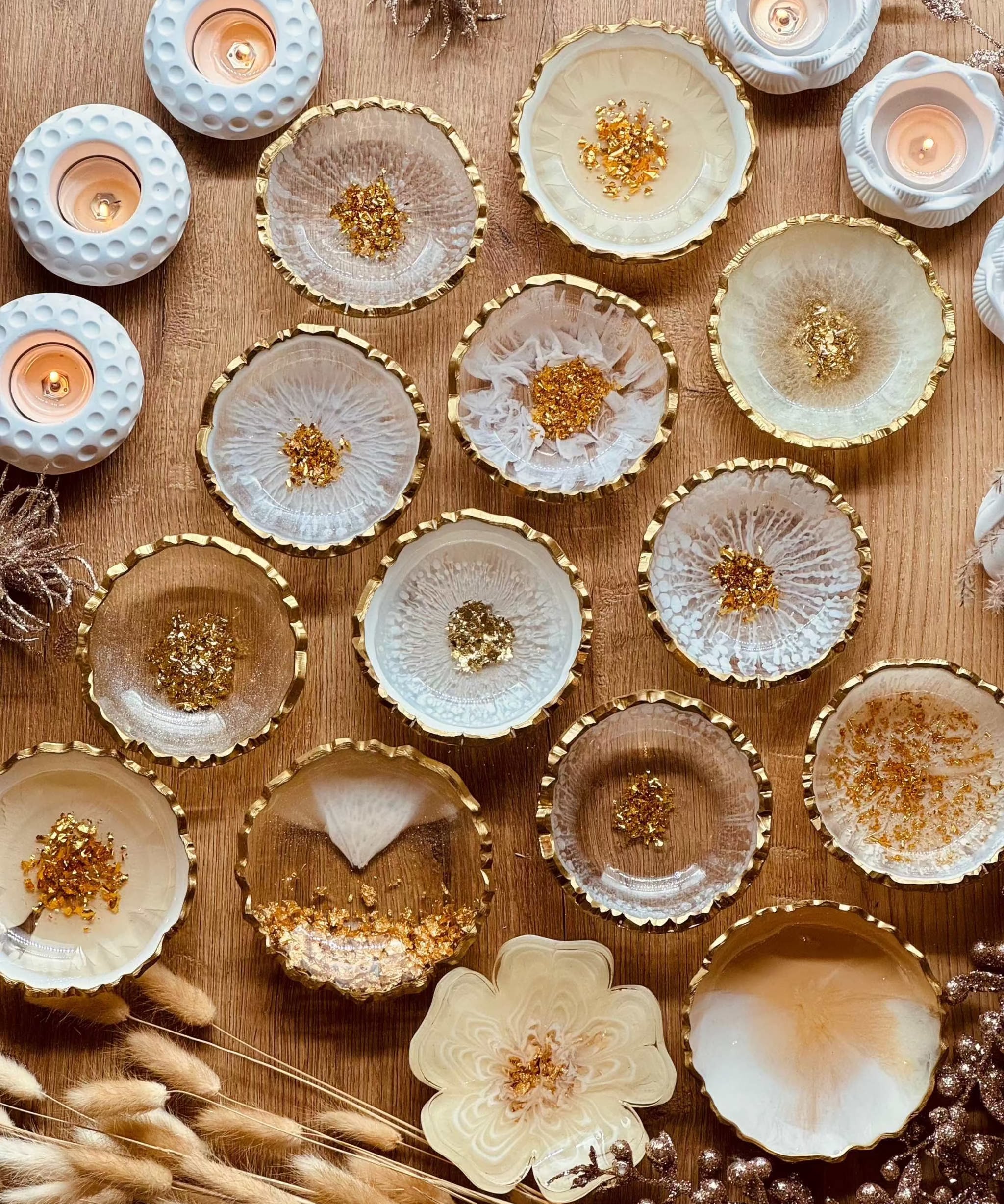 handgemachte weiße Schmuckschalen aus Resin mit goldenen Details und einzigartigem Design auf Holztisch dekoriert