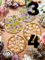 handgemachtes Tablett aus Resin mit getrockneten Blumen und goldenen Akzenten in verschiedenen Designs auf Holzuntergrund