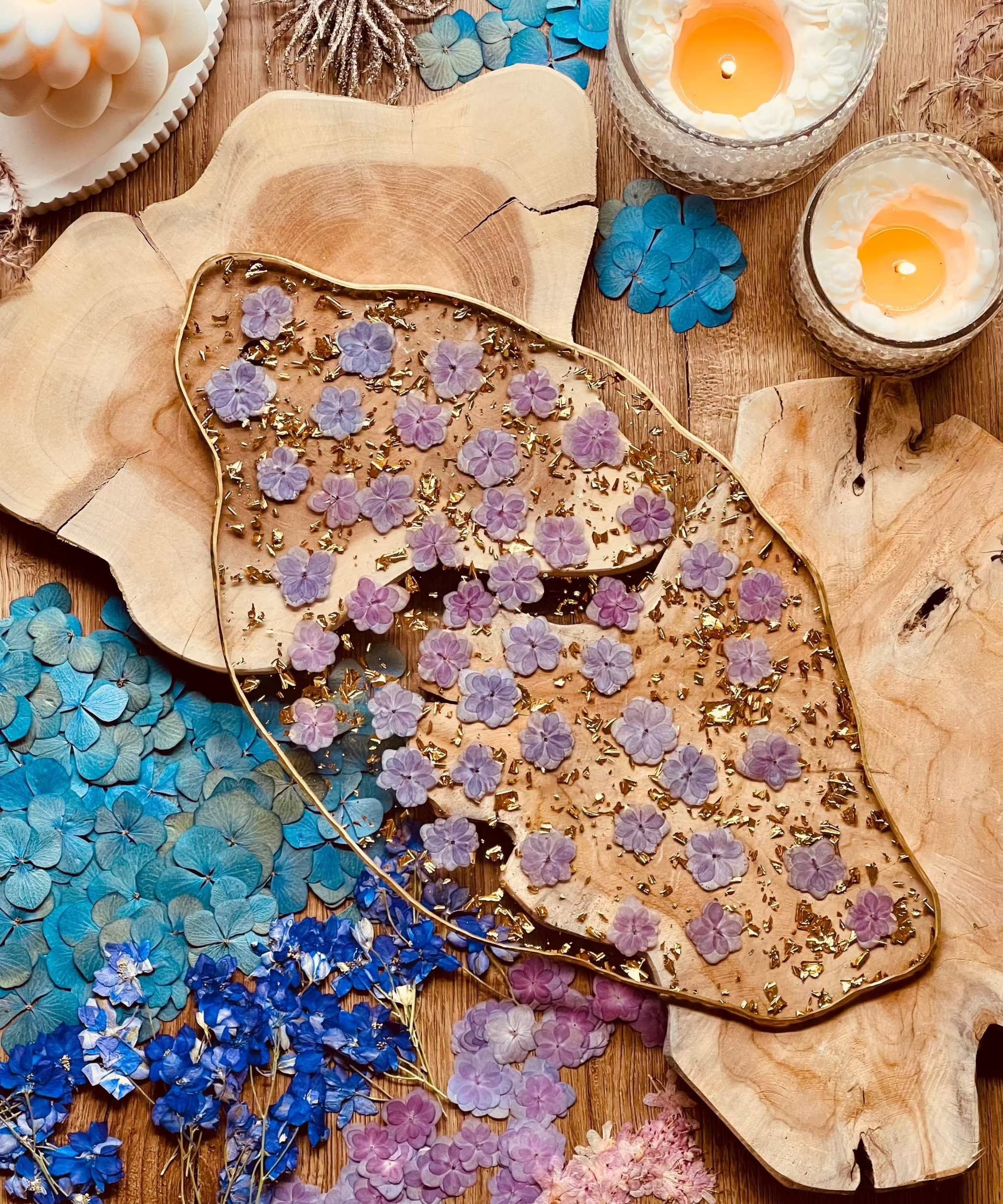 Handgemachtes Tablett aus Resin mit lilanen Hortensien und goldenen Details, ca. 40x22cm
