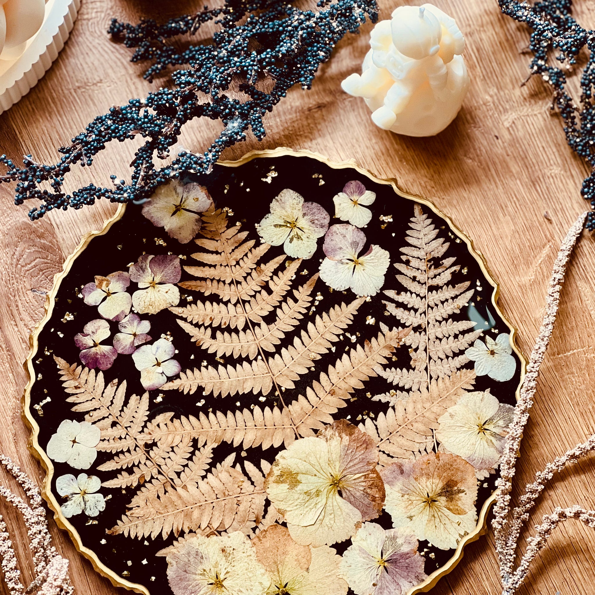 Tablett aus Resin in Schwarz mit Blumen und goldenen Details