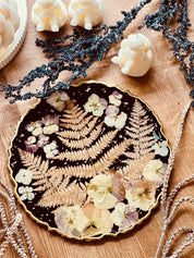 Handgemachtes schwarzes Resin Tablett mit getrockneten Blumen und goldenen Details, ca. 25 cm Durchmesser