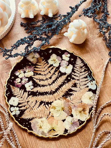 Tablett aus Resin in Schwarz mit Blumen und goldenen Details