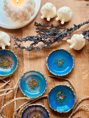 Schmuckschalen aus Resin in Blau und Türkis mit goldenen Details handgemacht auf Holzoberfläche dekoriert