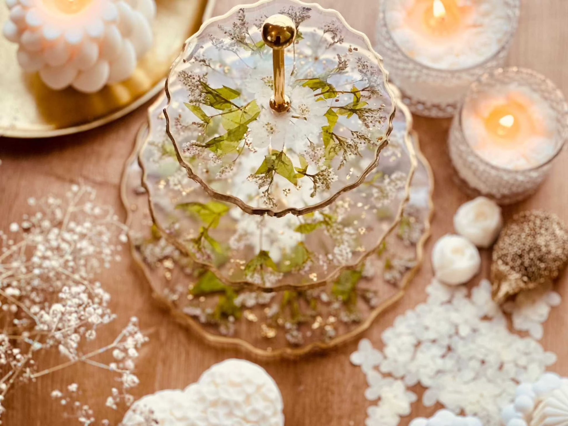 Hier wurden die Blumen für eine Resin Etagere verwendet. Naturgetreue, selbstgetrocknete Blumen und Blüten, ideal für Resin Art und Bastelprojekte. Diese sorgfältig getrockneten Blüten in authentischen Farben sind geeignet für kreative Kunstwerke.
