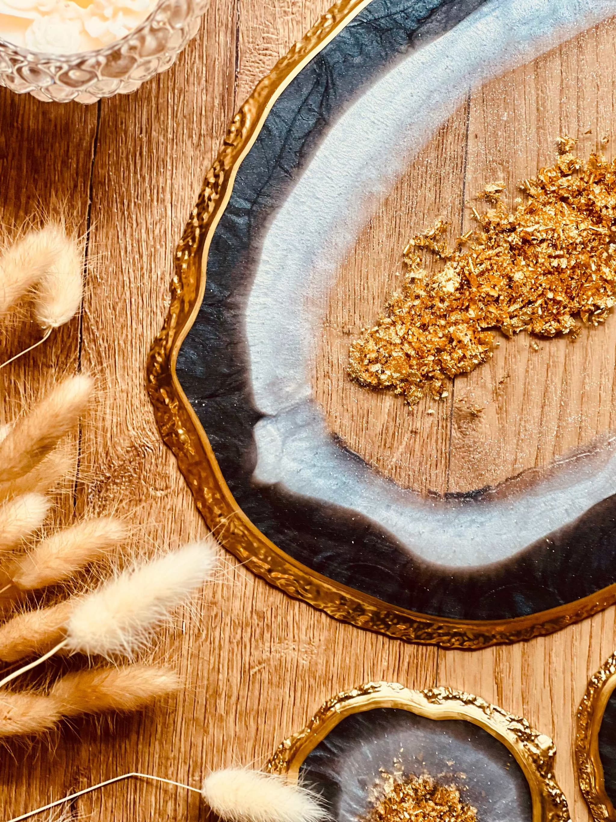 Tablett und 2 Untersetzer aus schwarzem Resin mit goldenen Akzenten im Achat Design auf Holzoberfläche