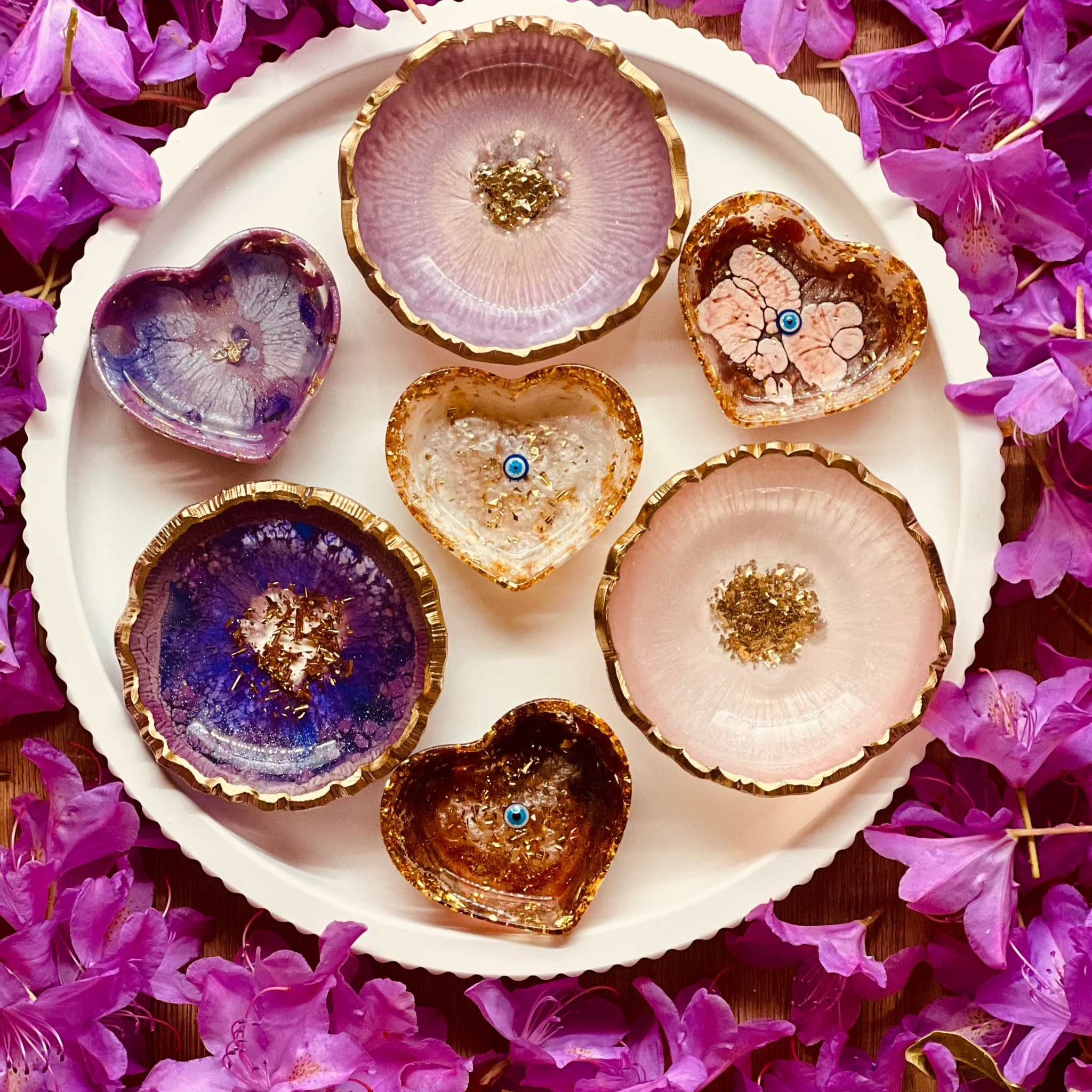Jewelry bowls made of resin in different colors with silver