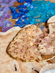 Handgemachtes Tablett aus Resin mit rosa Rhododendron Blüten und goldenen Details, 26x18 cm, einzigartiges Dekorationsstück