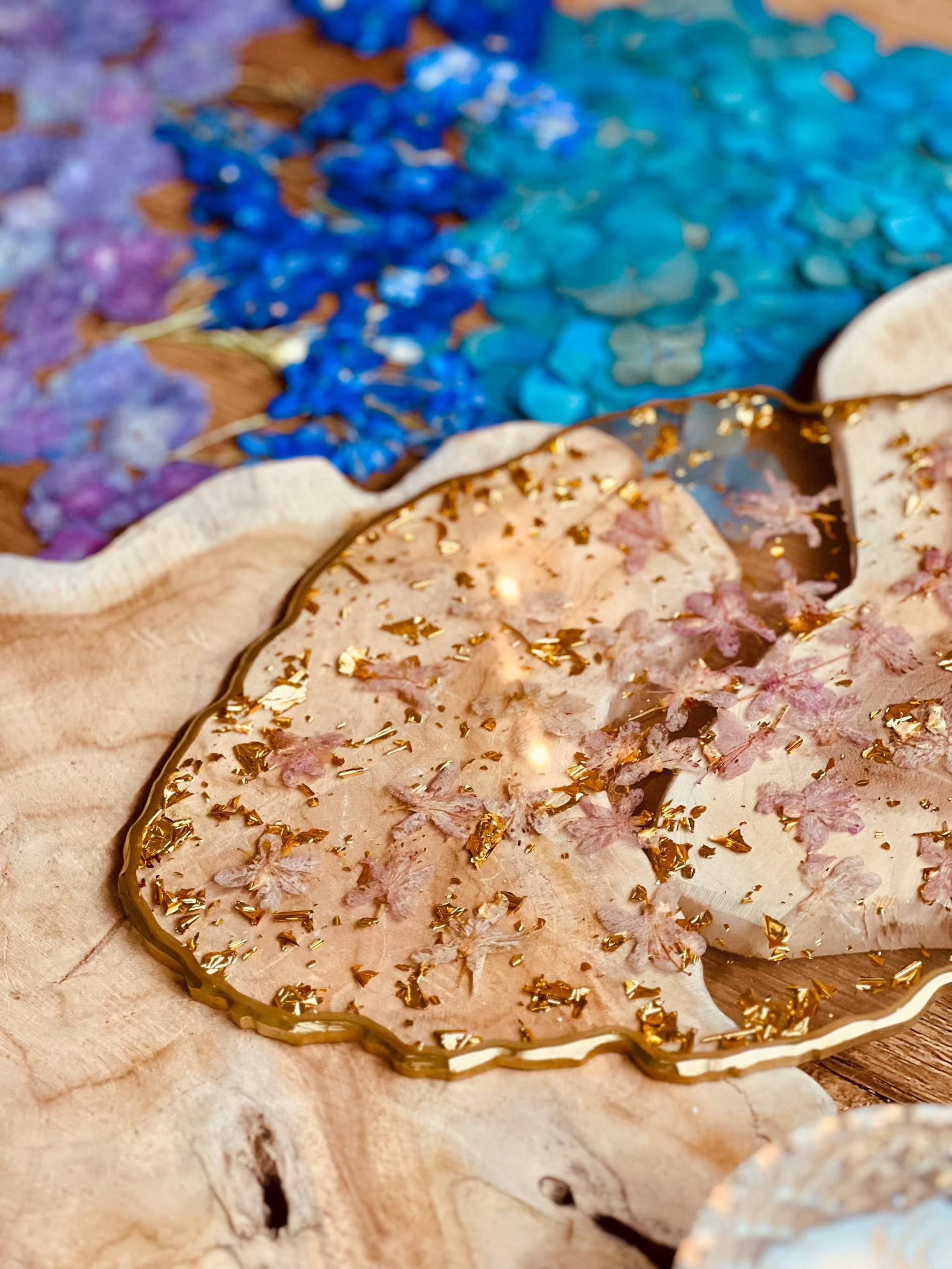 Handgemachtes Tablett aus Resin mit rosa Rhododendron Blüten und goldenen Details, 26x18 cm, einzigartiges Dekorationsstück